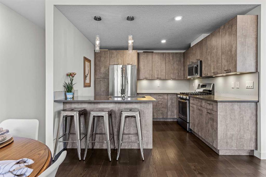 Picture for 302, 102 Stewart Creek Rise  https://www.cirrealty.ca/reb/awra/3/A2265553_16.jpg