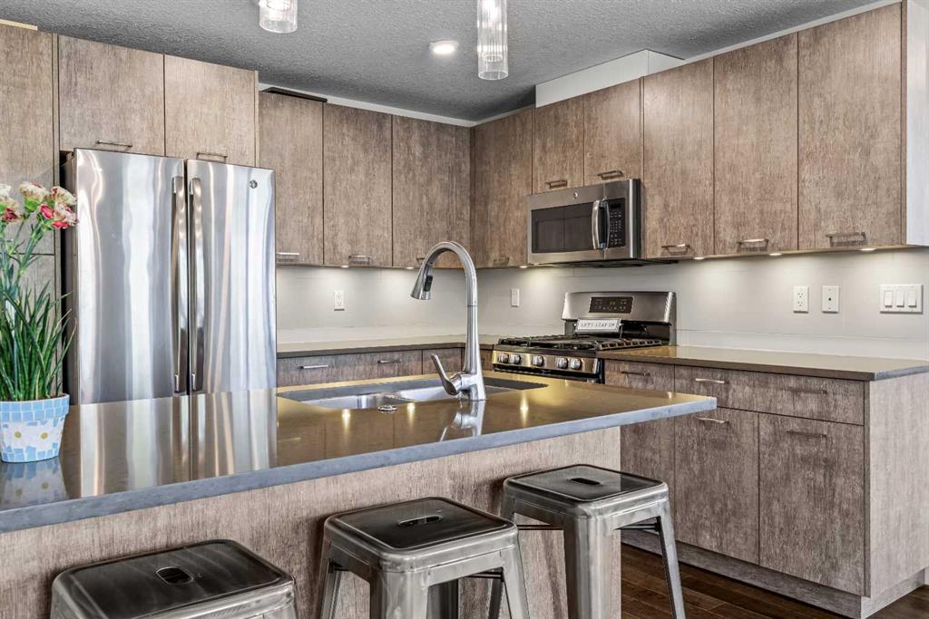 Picture for 302, 102 Stewart Creek Rise  https://www.cirrealty.ca/reb/awra/3/A2265553_19.jpg
