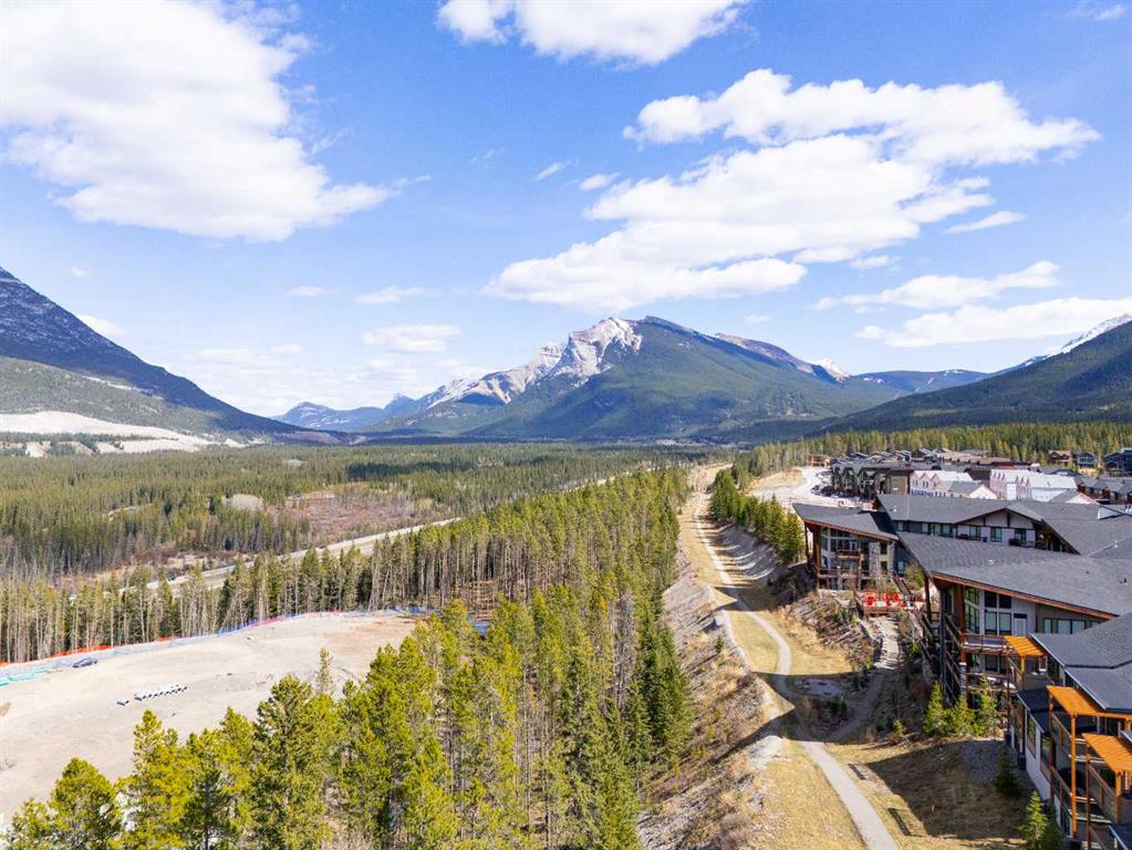 Picture for 302, 102 Stewart Creek Rise  https://www.cirrealty.ca/reb/awra/3/A2265553_9.jpg