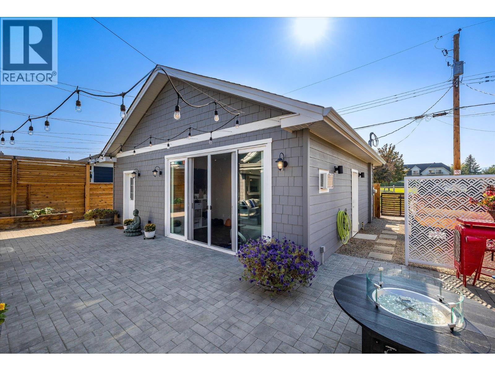 Picture for 963 Stockwell  Avenue https://www.cirrealty.ca/reb/bc/0/10337750_26.jpg