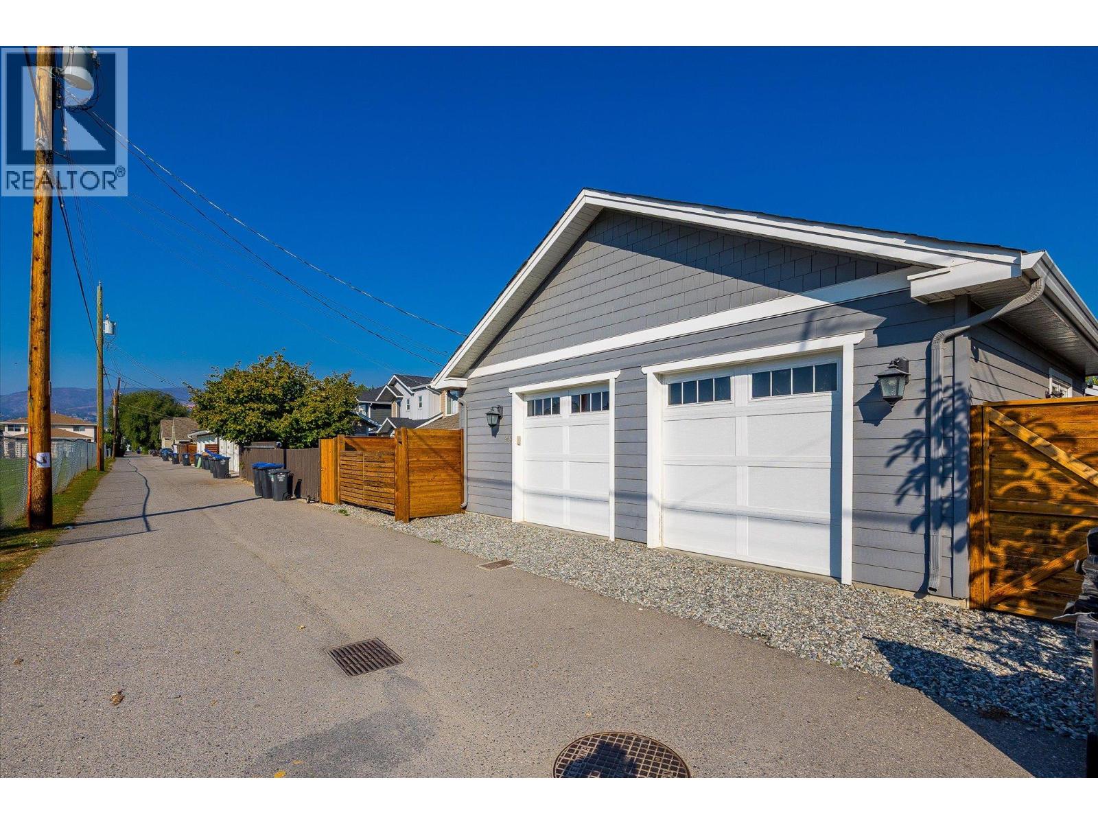 Picture for 963 Stockwell  Avenue https://www.cirrealty.ca/reb/bc/0/10337750_30.jpg