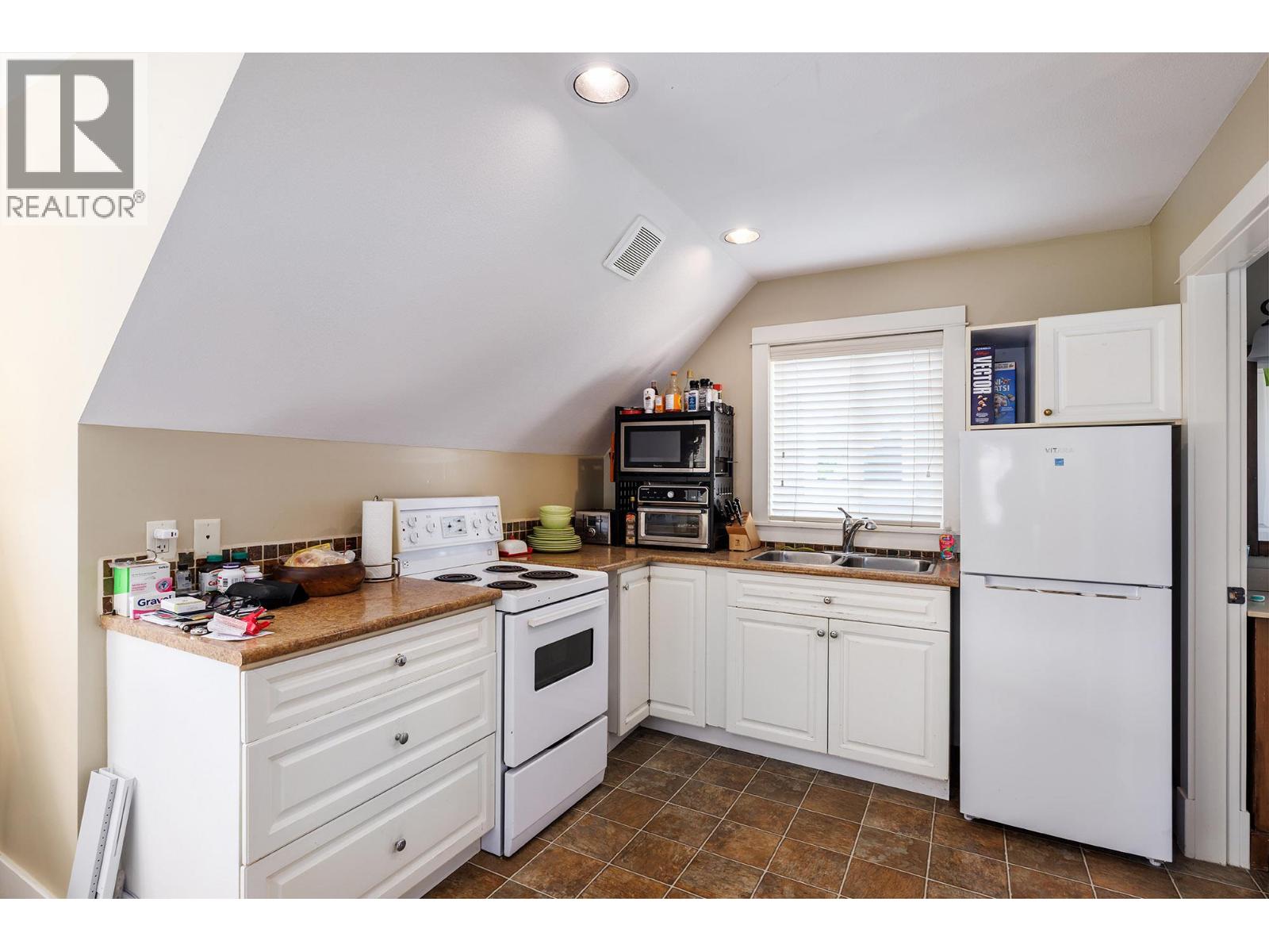 Picture for 2209 Woodlawn  Street https://www.cirrealty.ca/reb/bc/0/10363550_28.jpg