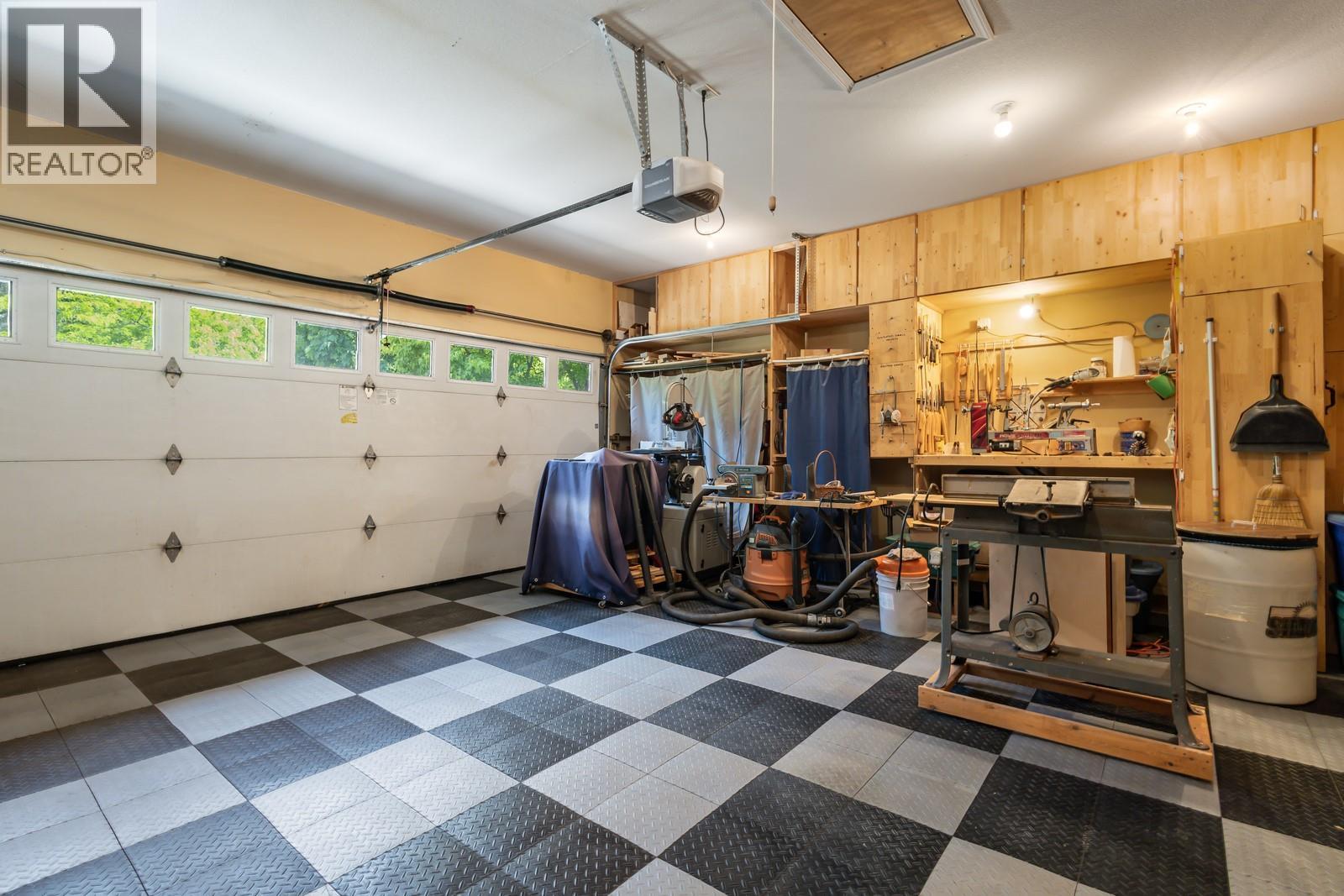 Picture for 5046 South Ridge  Drive https://www.cirrealty.ca/reb/bc/0/10363750_50.jpg