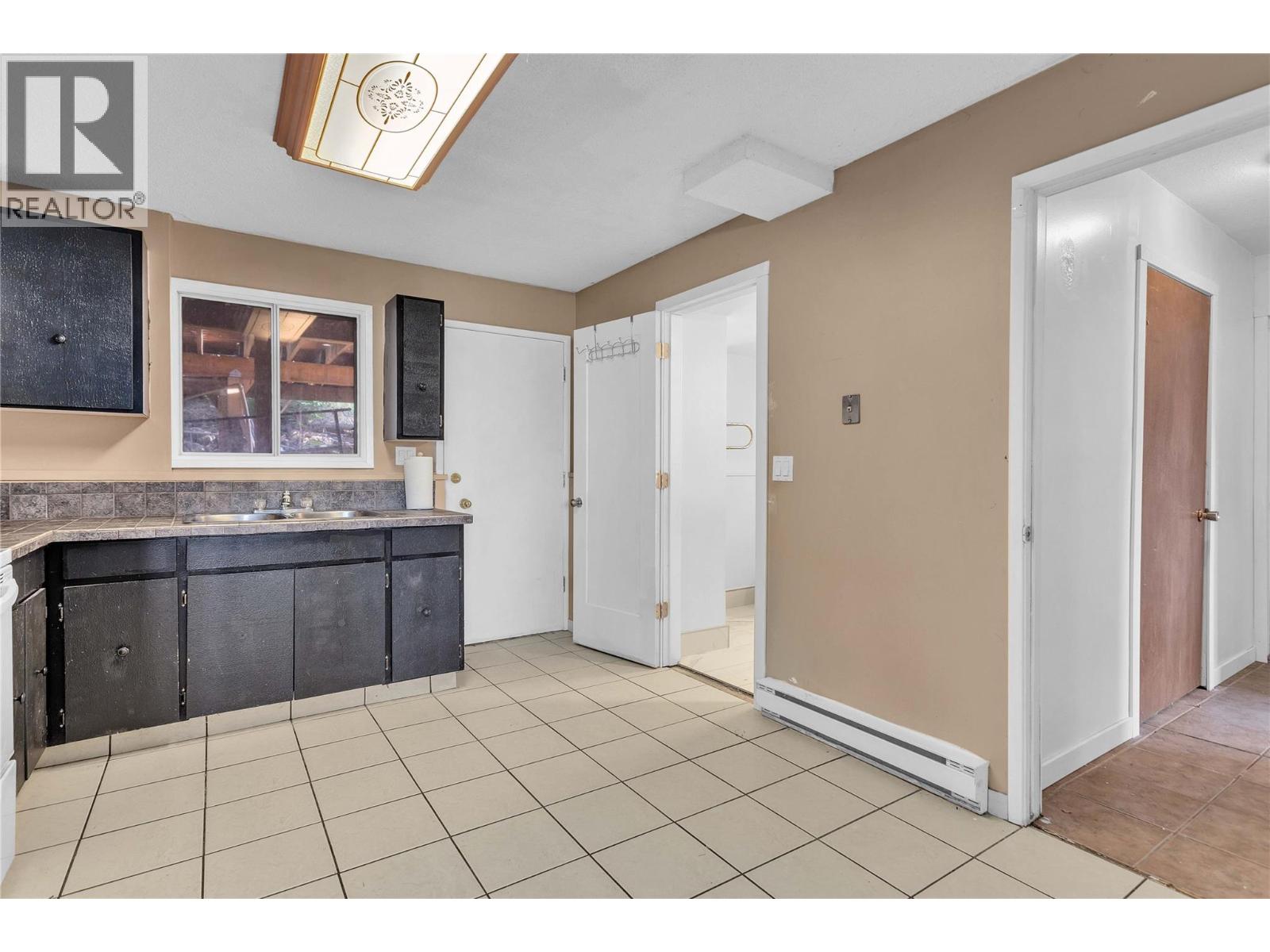 Picture for 1613 Traut  Road https://www.cirrealty.ca/reb/bc/0/10363760_18.jpg