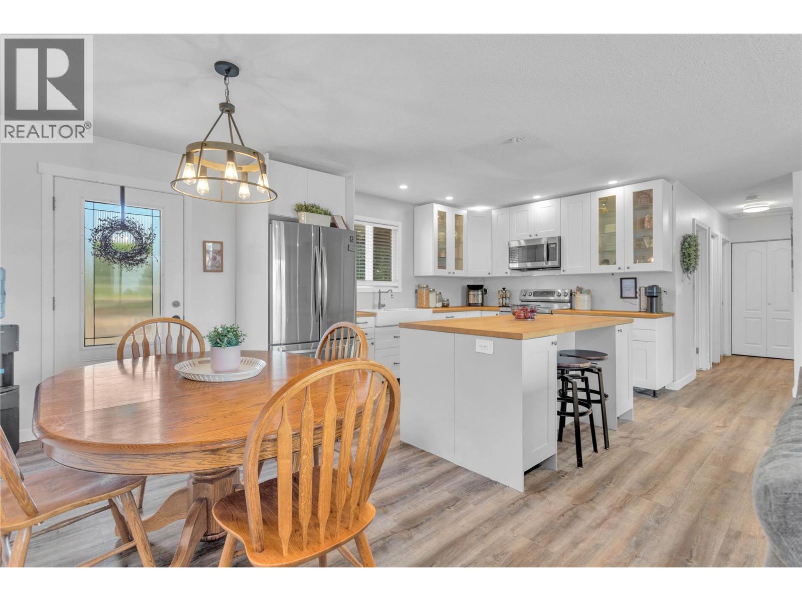 Picture for 1613 Traut  Road https://www.cirrealty.ca/reb/bc/0/10363760_5.jpg