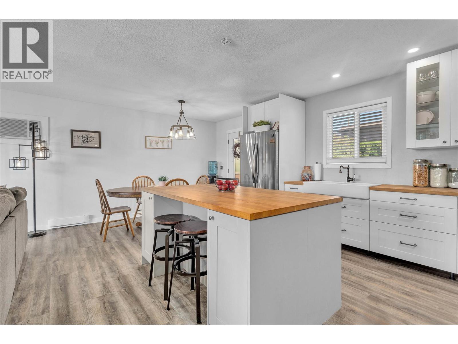 Picture for 1613 Traut  Road https://www.cirrealty.ca/reb/bc/0/10363760_6.jpg