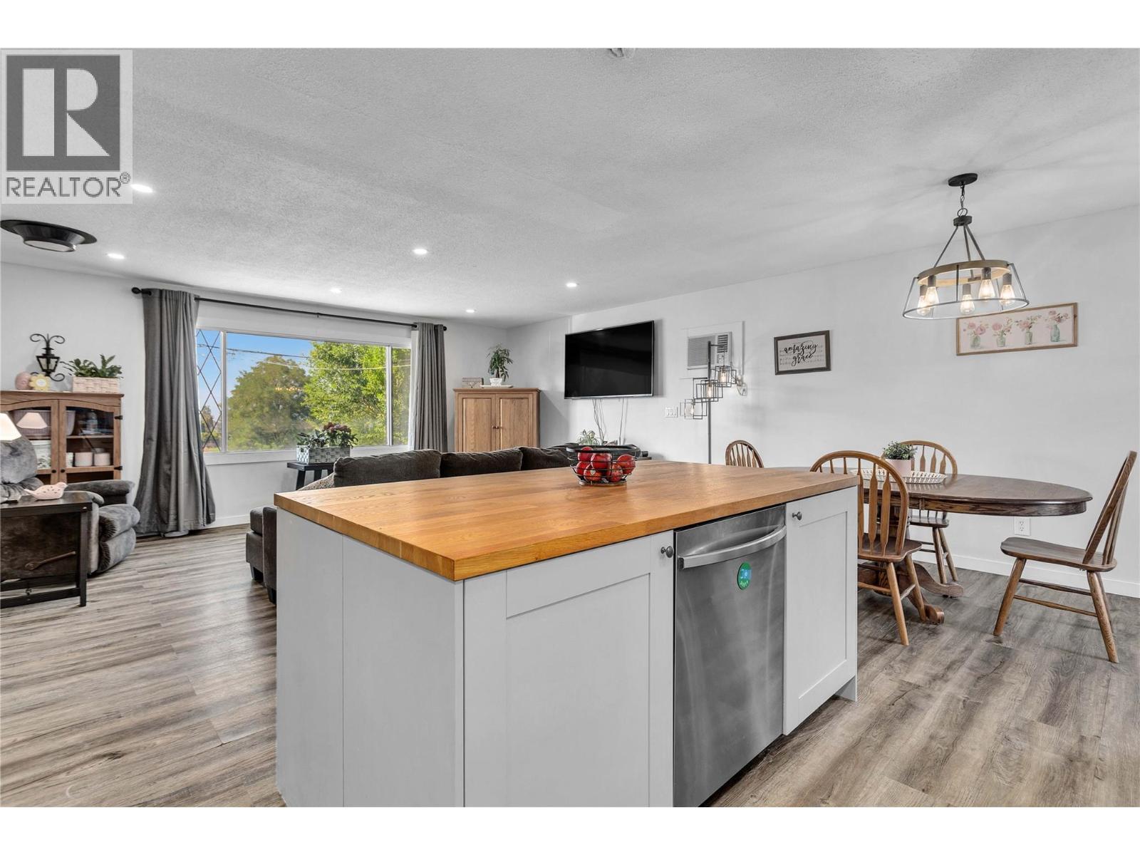 Picture for 1613 Traut  Road https://www.cirrealty.ca/reb/bc/0/10363760_7.jpg