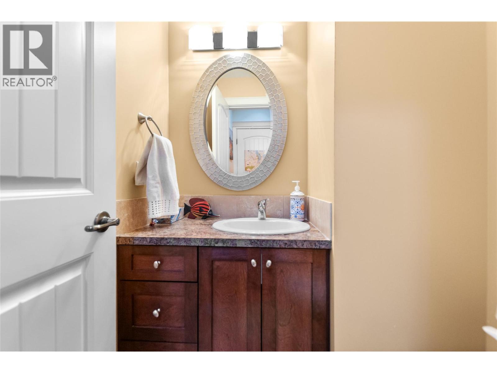 Picture for 741 Clement  Avenue https://www.cirrealty.ca/reb/bc/0/10363950_15.jpg