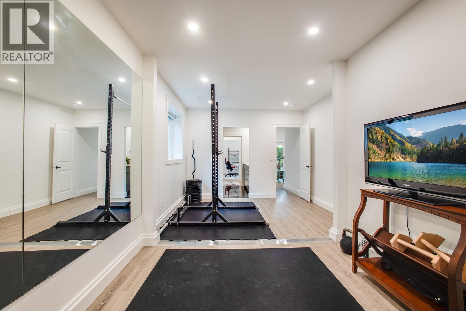 Picture for 2584 Lucinde  Road https://www.cirrealty.ca/reb/bc/0/10364190_40.jpg