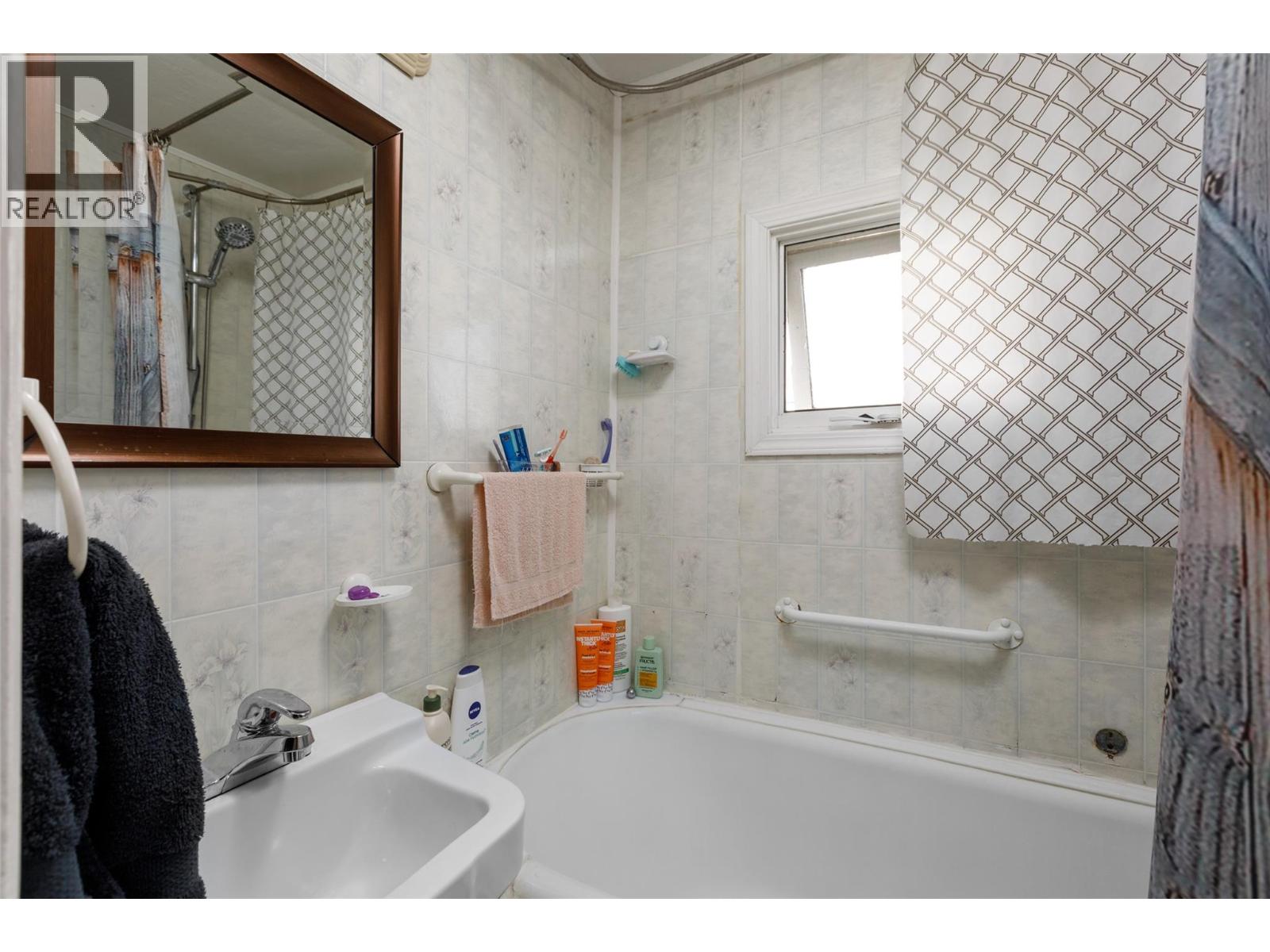 Picture for 858 Cawston  Avenue https://www.cirrealty.ca/reb/bc/0/10364390_10.jpg