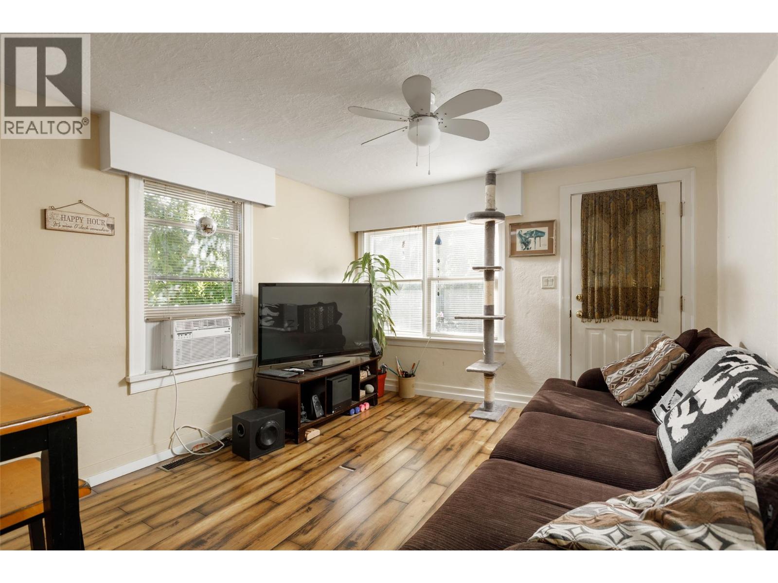 Picture for 858 Cawston  Avenue https://www.cirrealty.ca/reb/bc/0/10364390_8.jpg