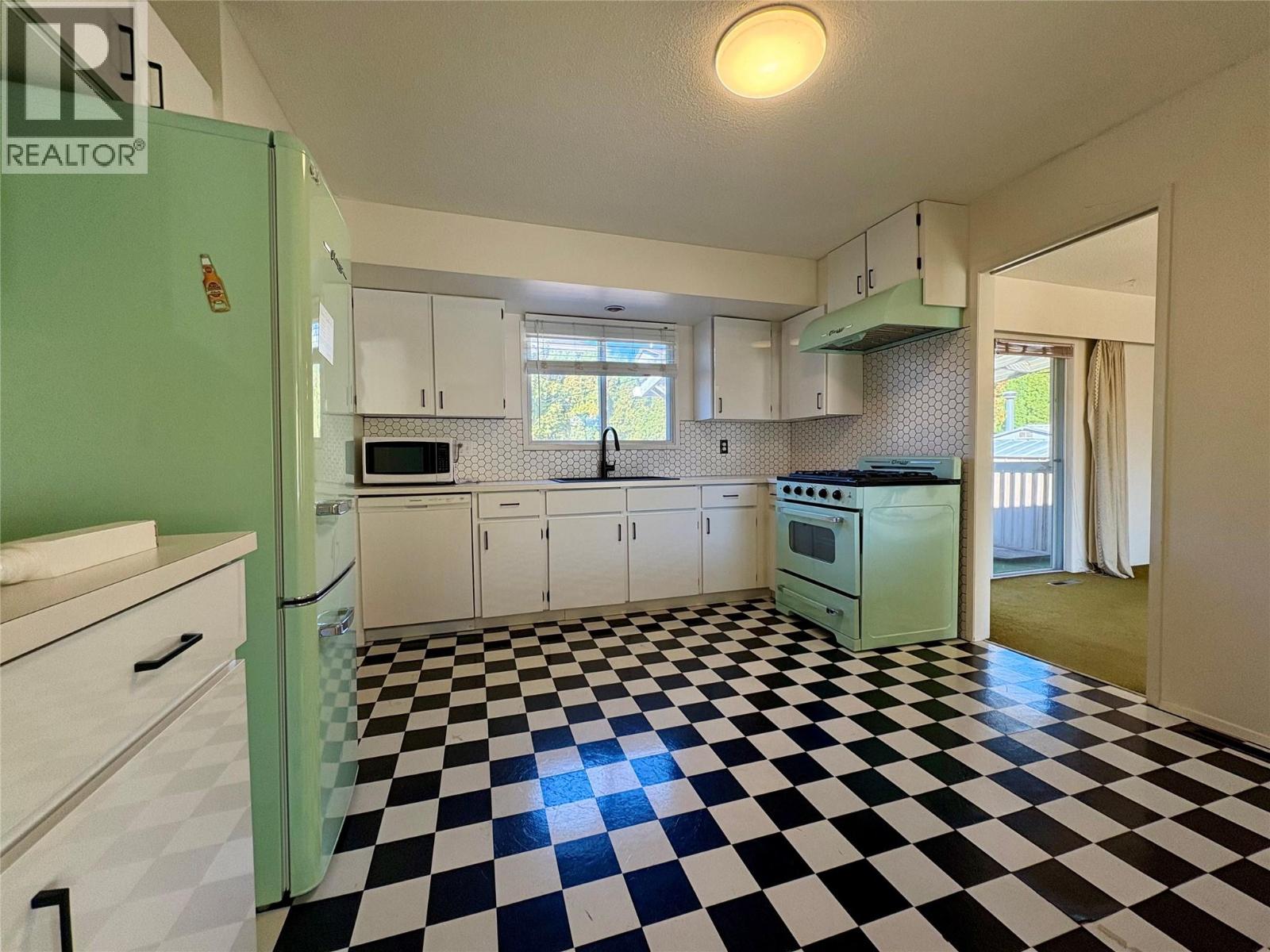 Picture for 1738 Smithson  Drive https://www.cirrealty.ca/reb/bc/0/10365870_7.jpg