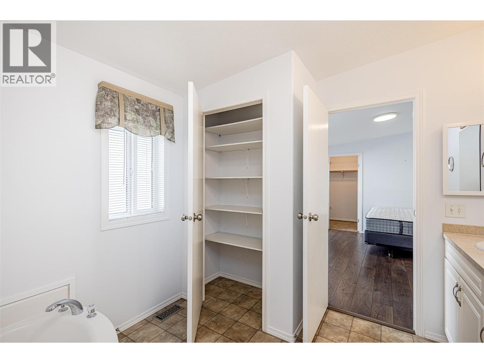Picture for Unit #209, 1850 Shannon Lake  Road https://www.cirrealty.ca/reb/bc/0/10365890_17.jpg