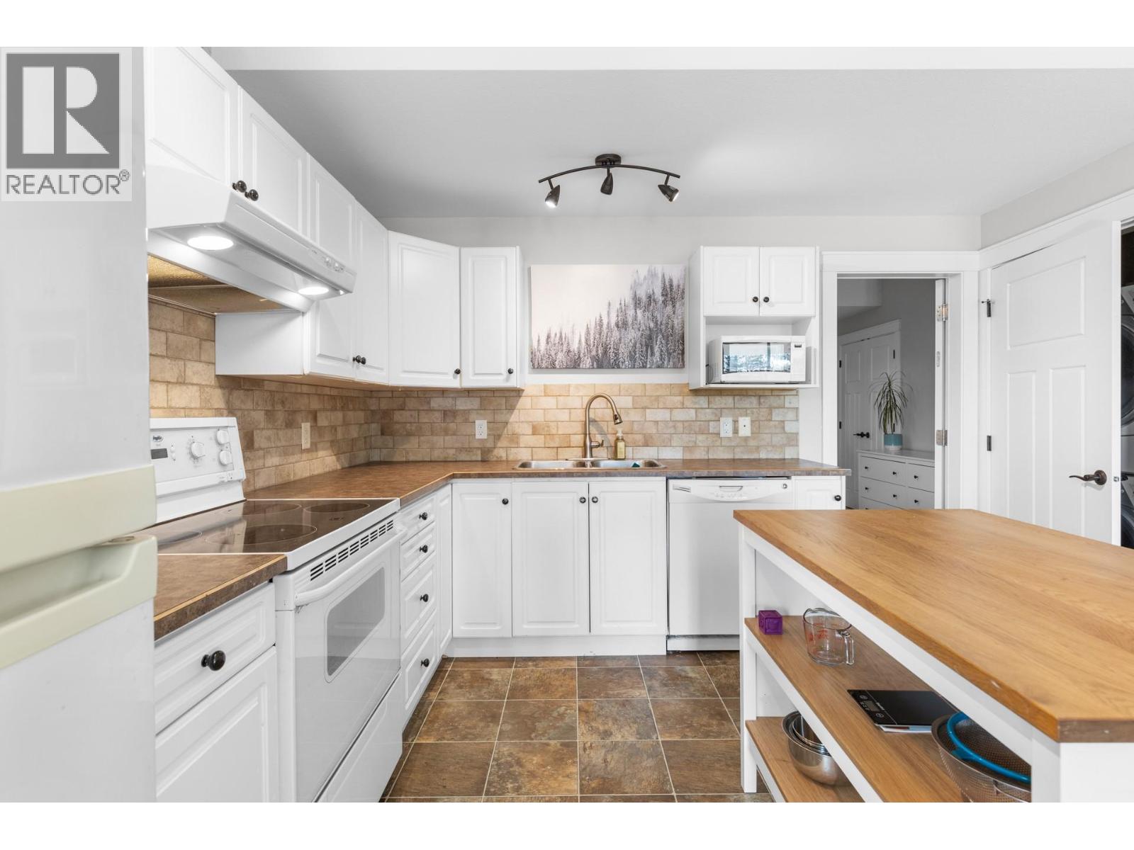 Picture for 2555 Tallus Ridge  Drive https://www.cirrealty.ca/reb/bc/0/10365920_39.jpg
