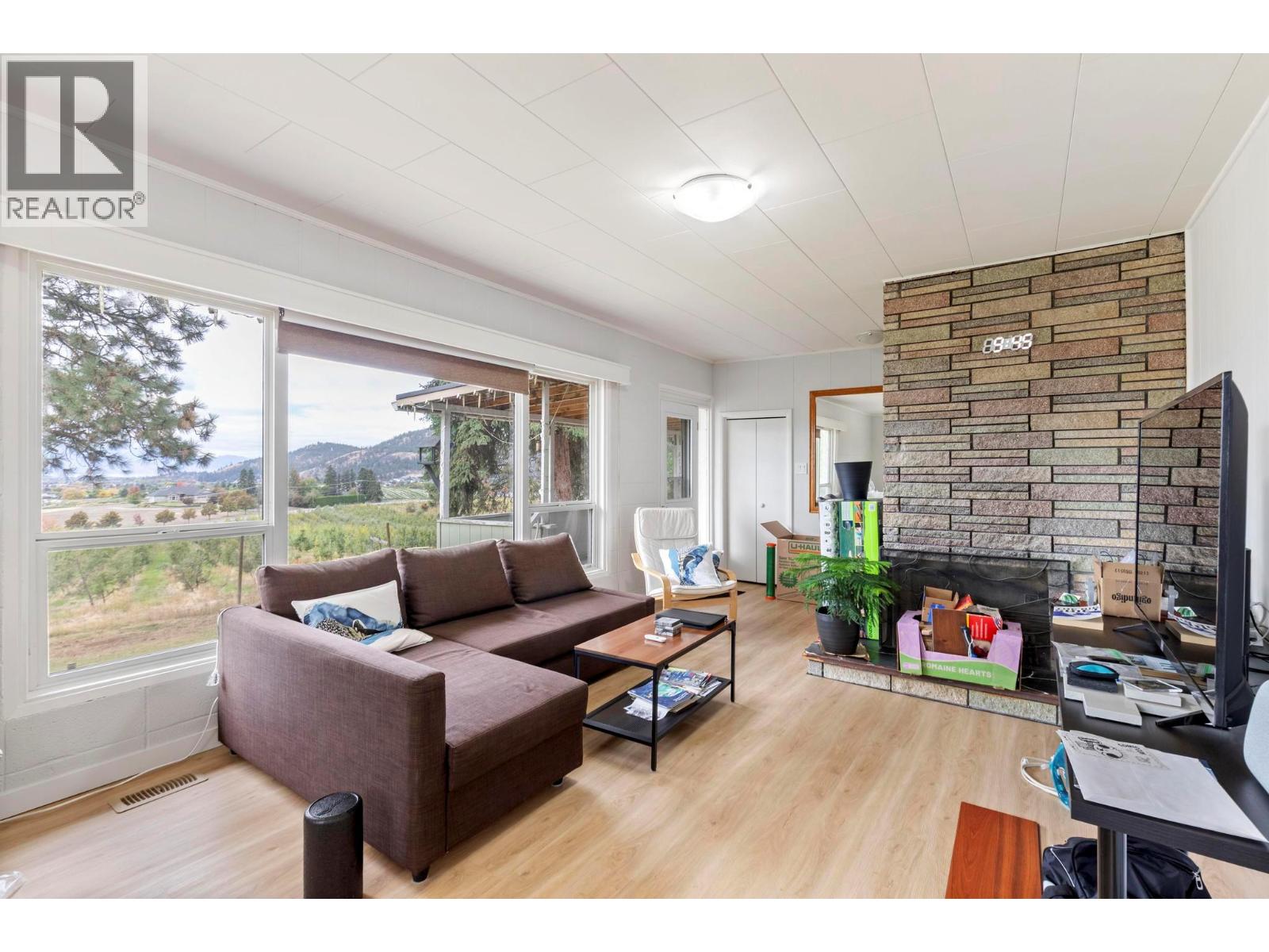 Picture for 590 Brenda  Road https://www.cirrealty.ca/reb/bc/0/10366090_10.jpg