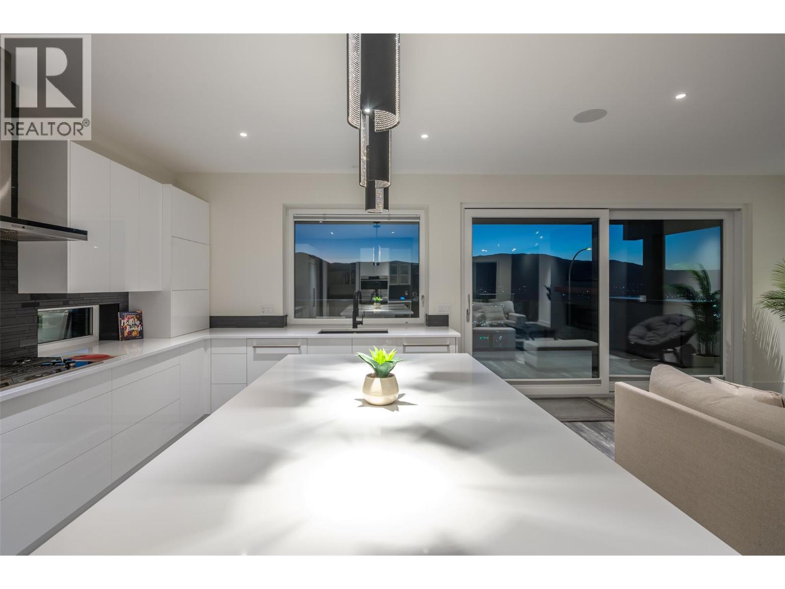 Picture for 2776 Hawthorn  Drive https://www.cirrealty.ca/reb/bc/0/10366160_17.jpg