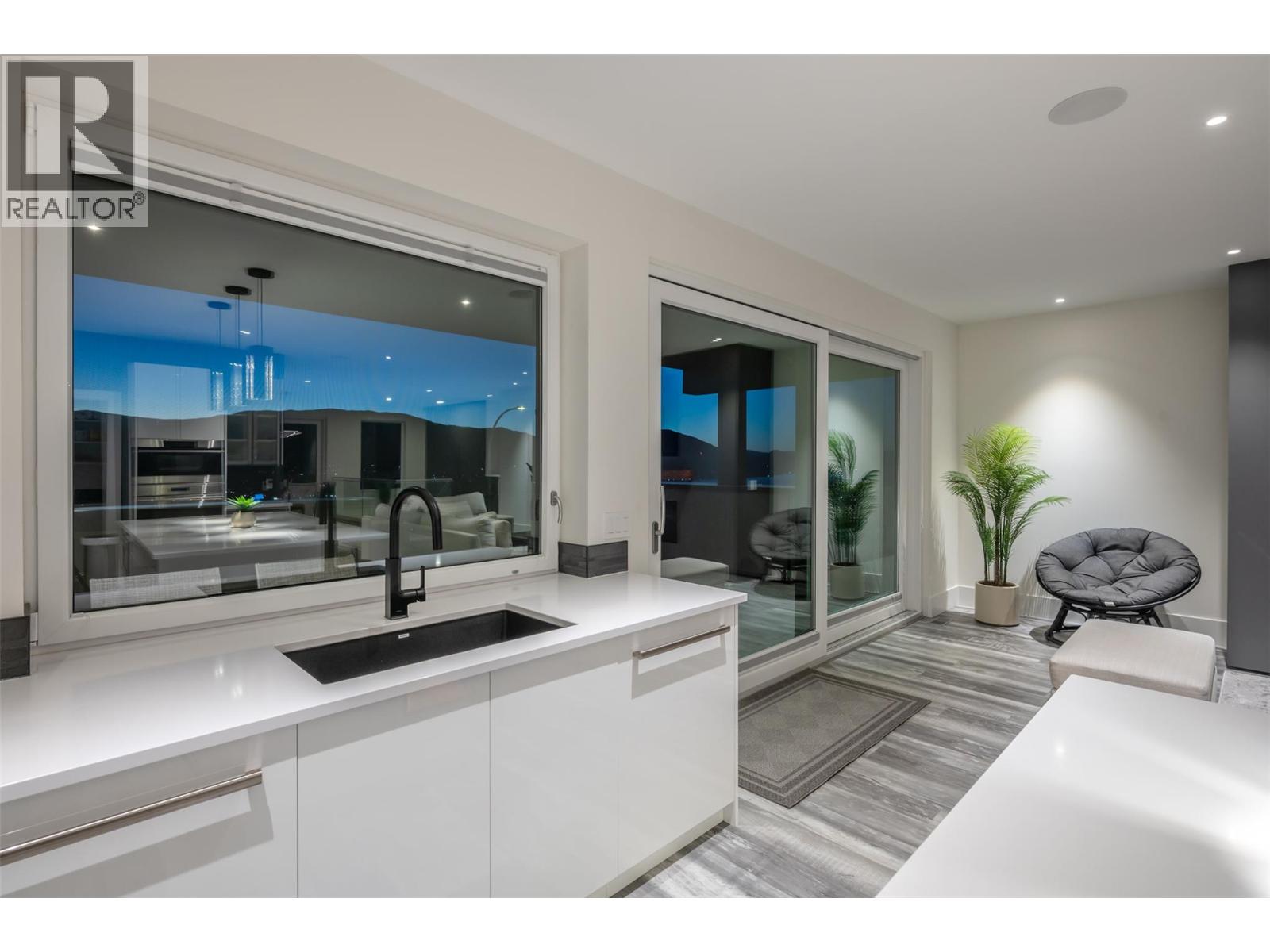 Picture for 2776 Hawthorn  Drive https://www.cirrealty.ca/reb/bc/0/10366160_18.jpg