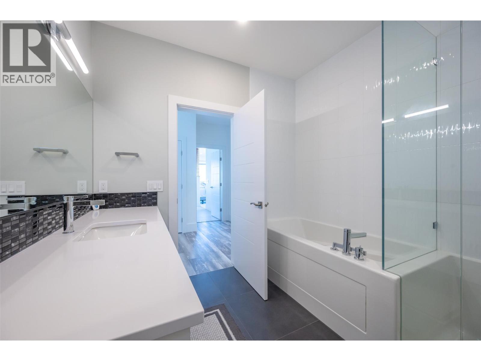 Picture for 2776 Hawthorn  Drive https://www.cirrealty.ca/reb/bc/0/10366160_38.jpg