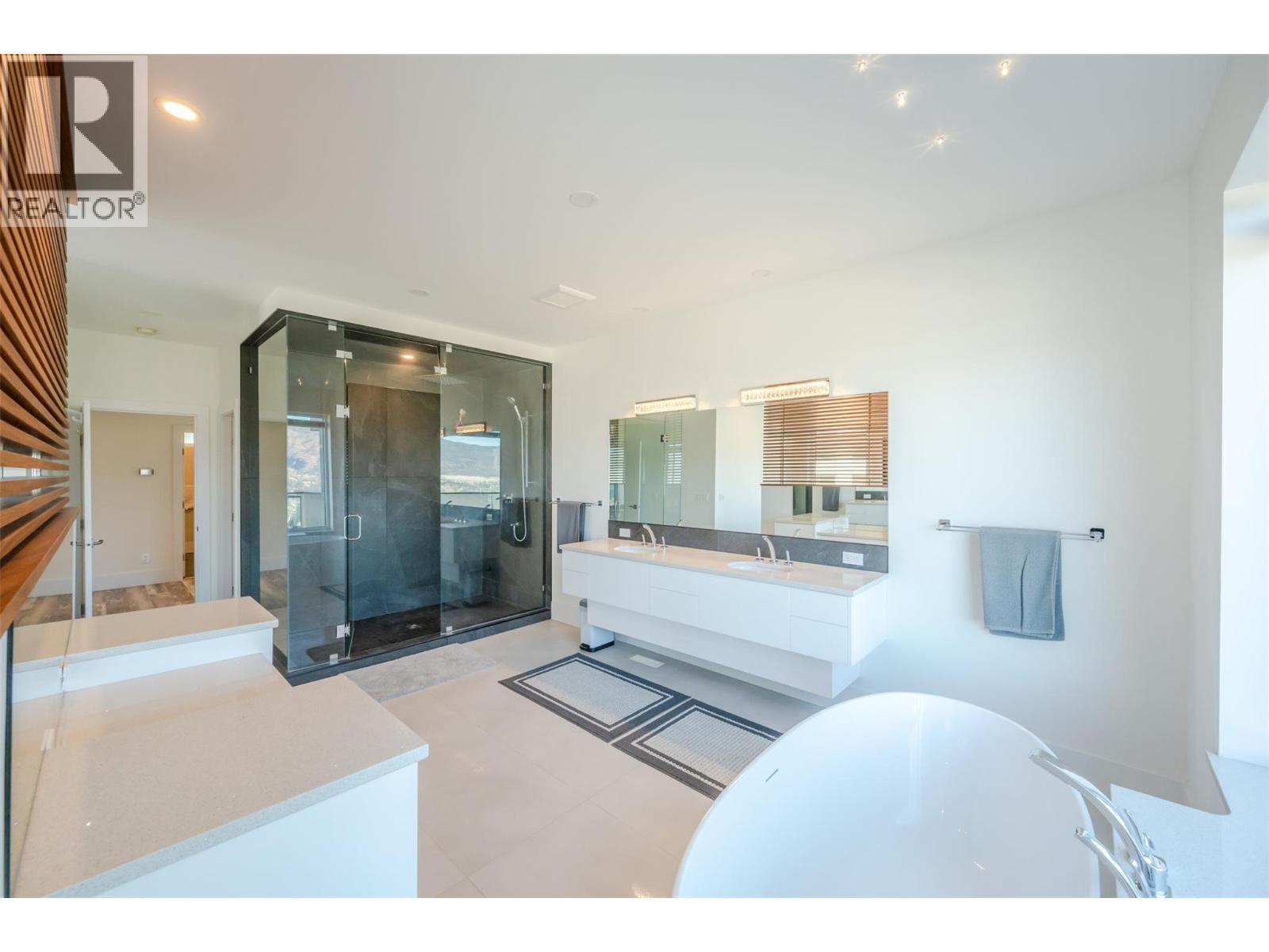 Picture for 2776 Hawthorn  Drive https://www.cirrealty.ca/reb/bc/0/10366160_51.jpg