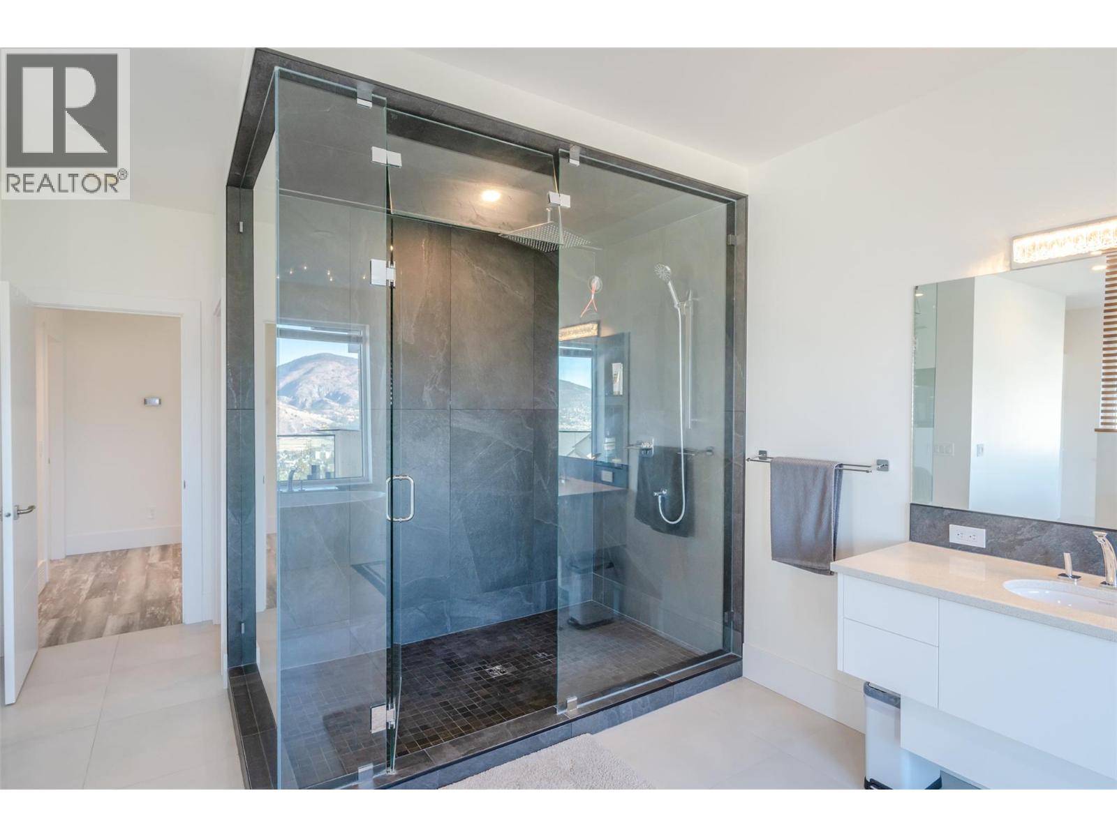 Picture for 2776 Hawthorn  Drive https://www.cirrealty.ca/reb/bc/0/10366160_52.jpg