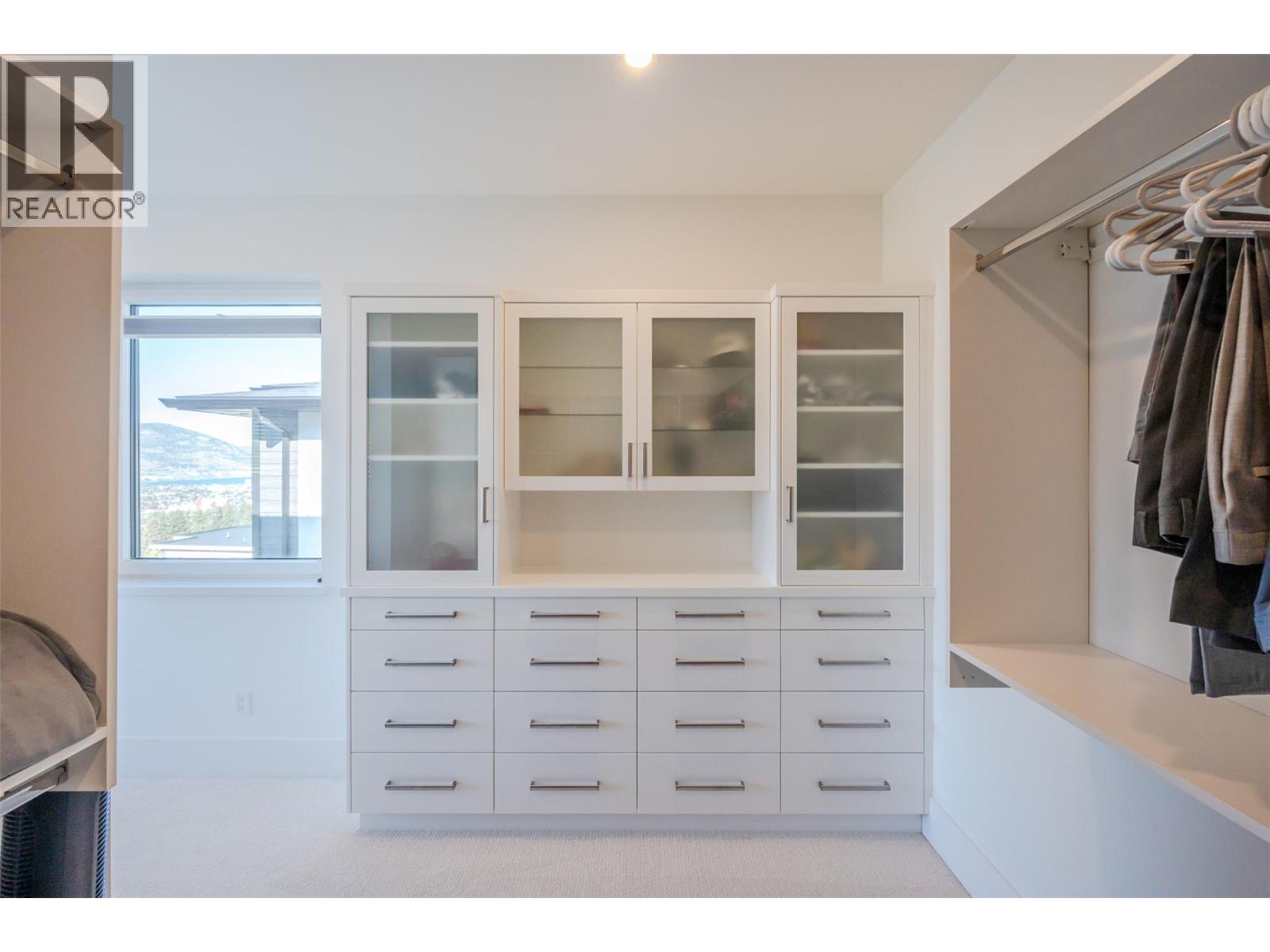 Picture for 2776 Hawthorn  Drive https://www.cirrealty.ca/reb/bc/0/10366160_55.jpg