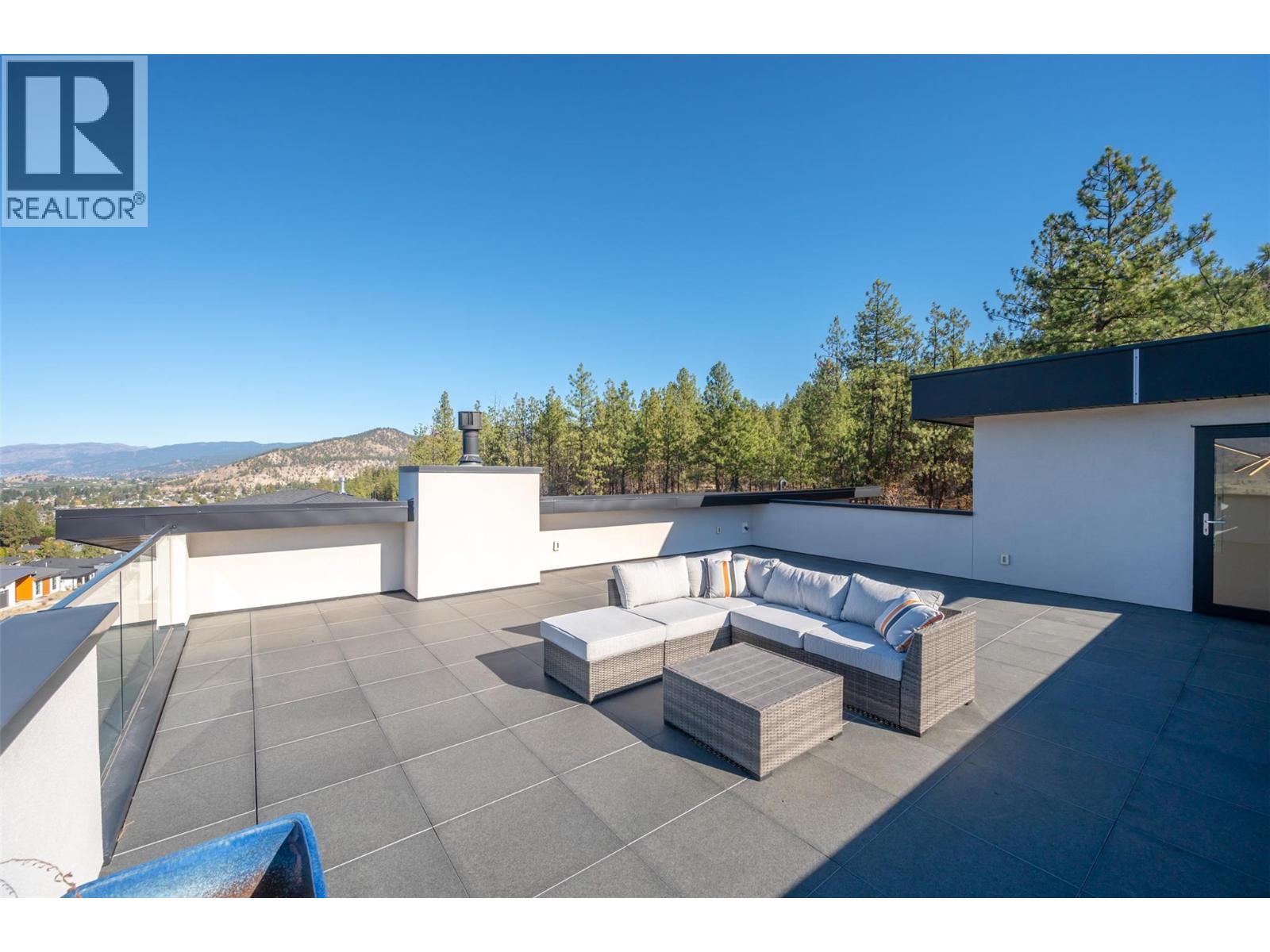 Picture for 2776 Hawthorn  Drive https://www.cirrealty.ca/reb/bc/0/10366160_64.jpg