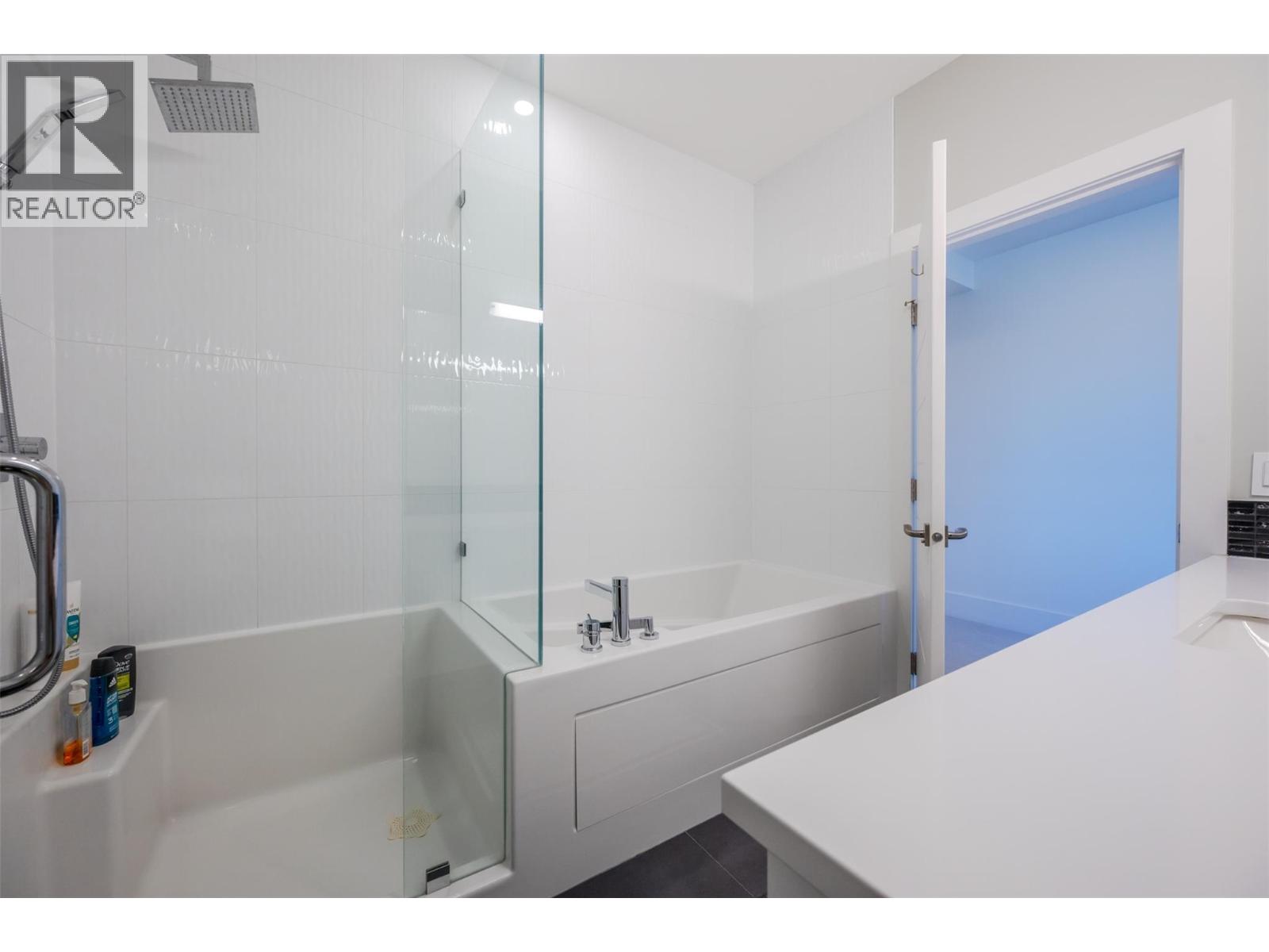 Picture for 2776 Hawthorn  Drive https://www.cirrealty.ca/reb/bc/0/10366160_69.jpg