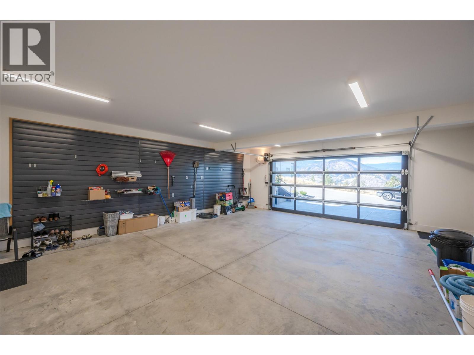 Picture for 2776 Hawthorn  Drive https://www.cirrealty.ca/reb/bc/0/10366160_79.jpg