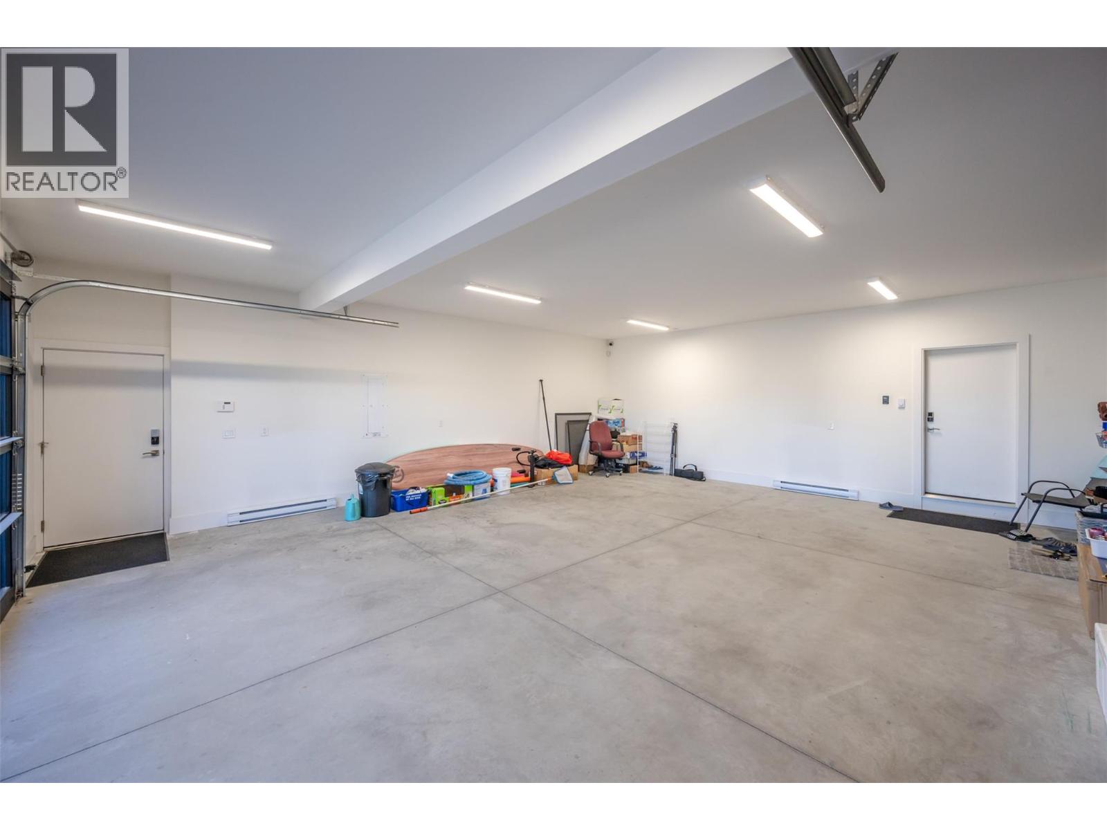 Picture for 2776 Hawthorn  Drive https://www.cirrealty.ca/reb/bc/0/10366160_80.jpg