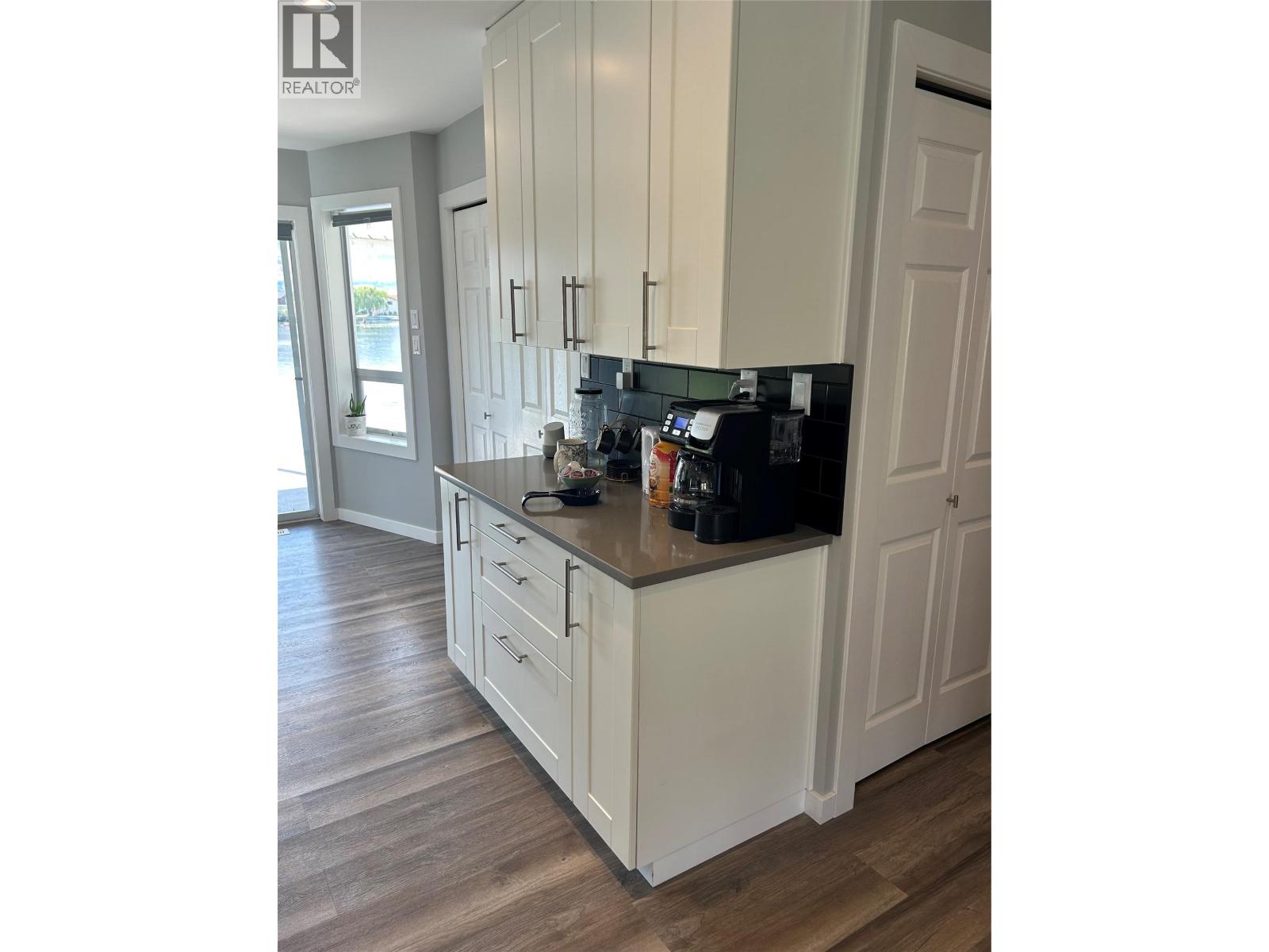 Picture for 38 BAYVIEW  Crescent https://www.cirrealty.ca/reb/bc/0/10366240_10.jpg