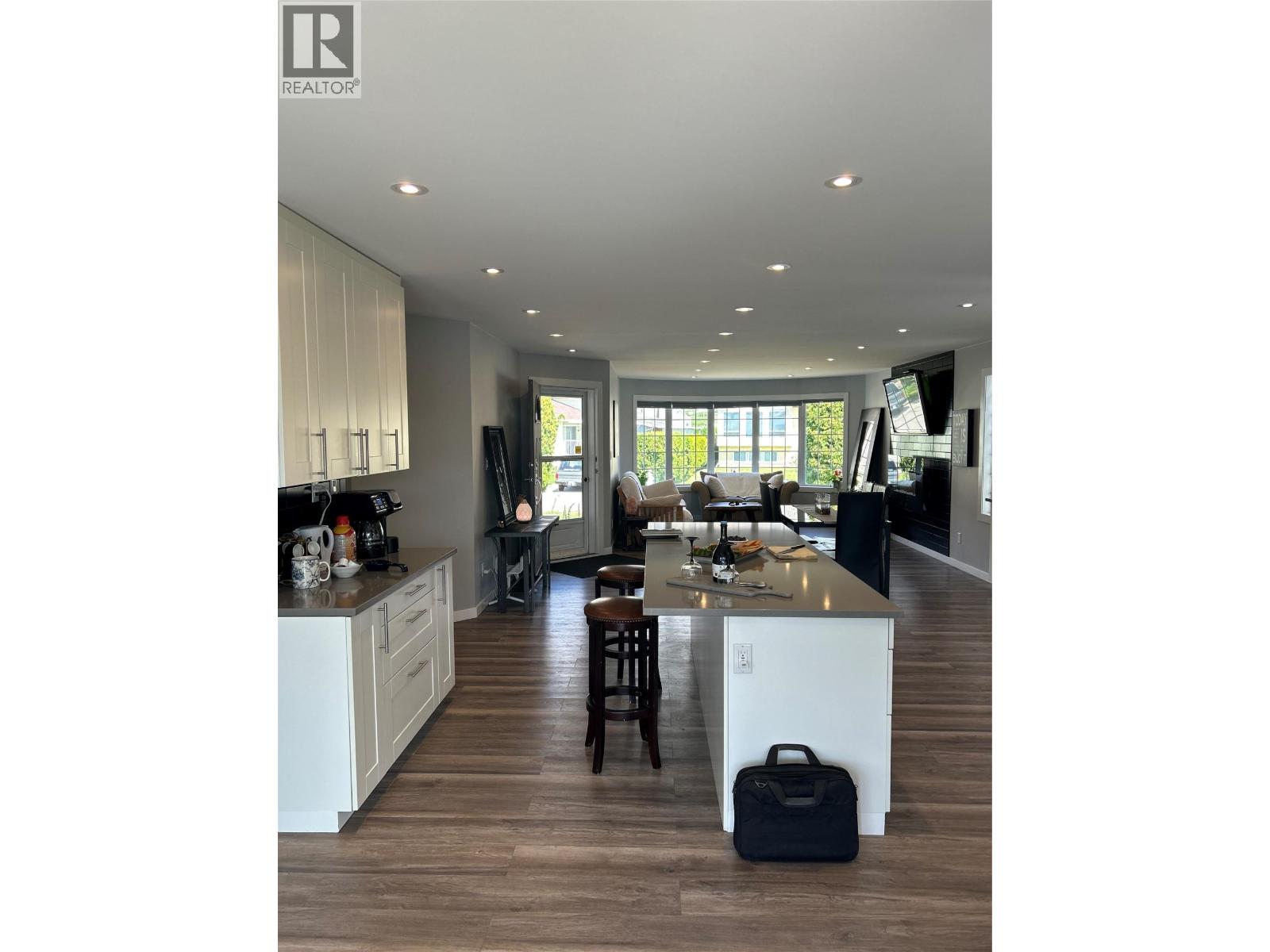 Picture for 38 BAYVIEW  Crescent https://www.cirrealty.ca/reb/bc/0/10366240_11.jpg