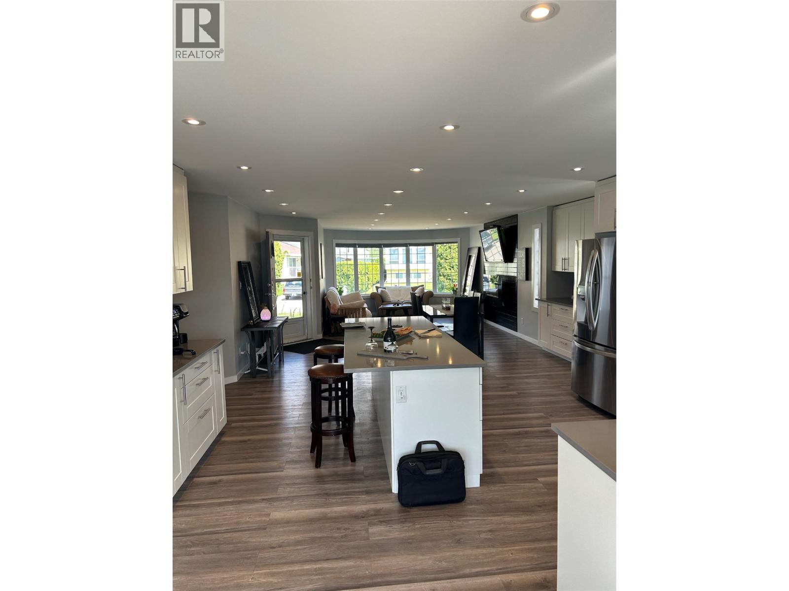 Picture for 38 BAYVIEW  Crescent https://www.cirrealty.ca/reb/bc/0/10366240_14.jpg