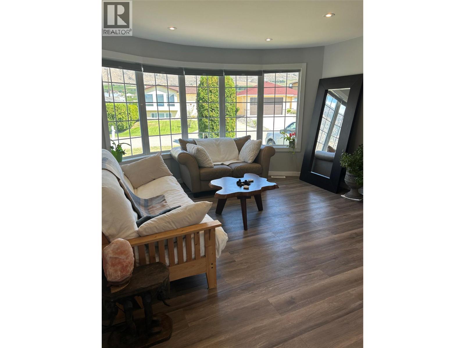 Picture for 38 BAYVIEW  Crescent https://www.cirrealty.ca/reb/bc/0/10366240_21.jpg