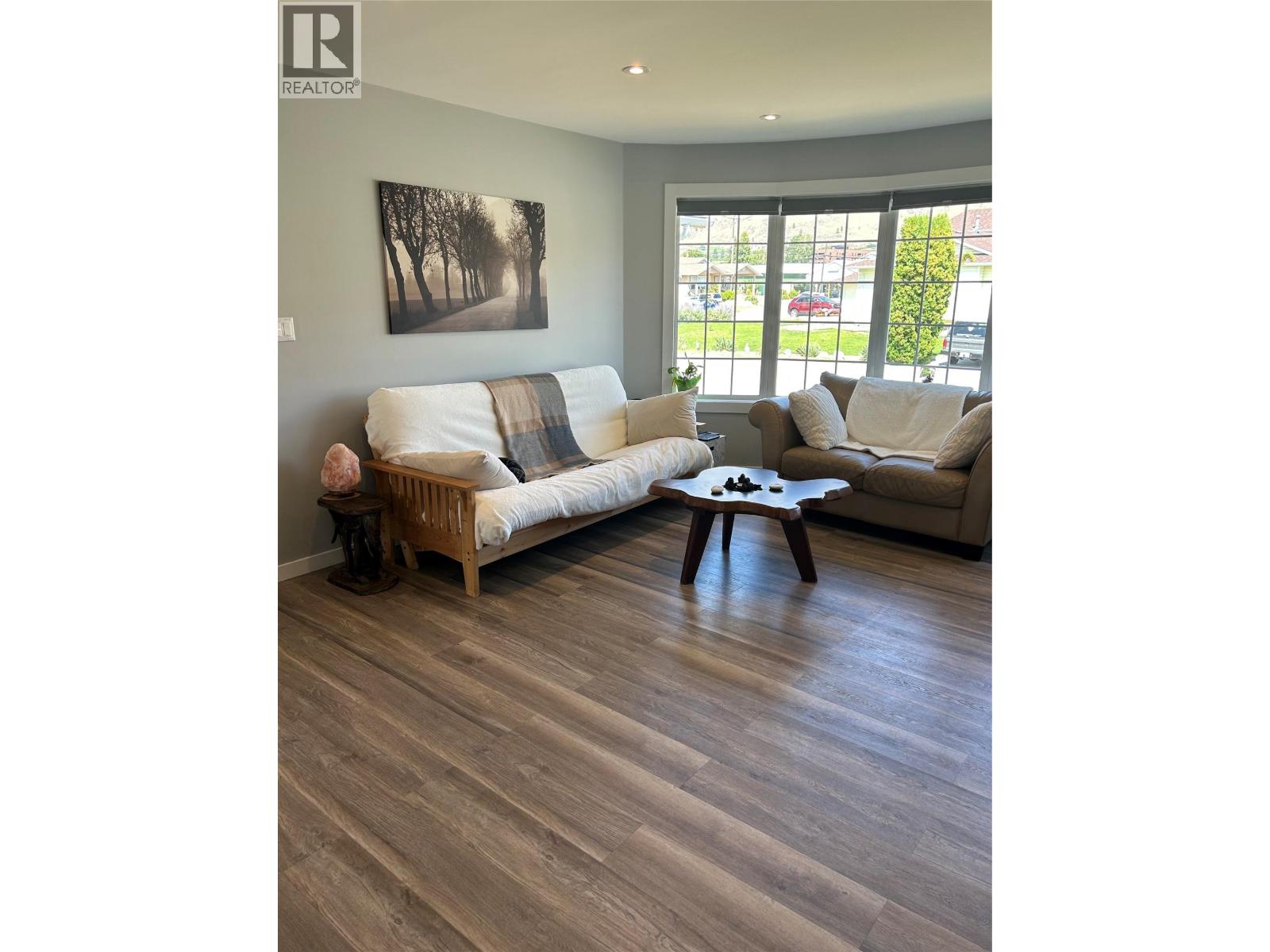 Picture for 38 BAYVIEW  Crescent https://www.cirrealty.ca/reb/bc/0/10366240_22.jpg