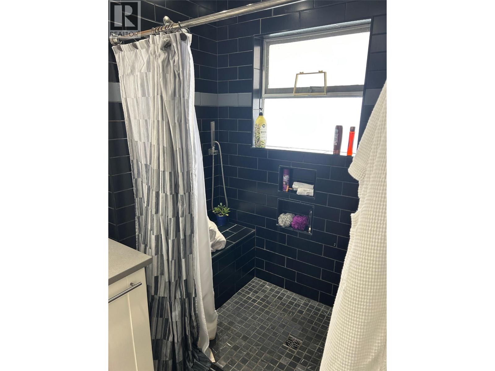 Picture for 38 BAYVIEW  Crescent https://www.cirrealty.ca/reb/bc/0/10366240_25.jpg