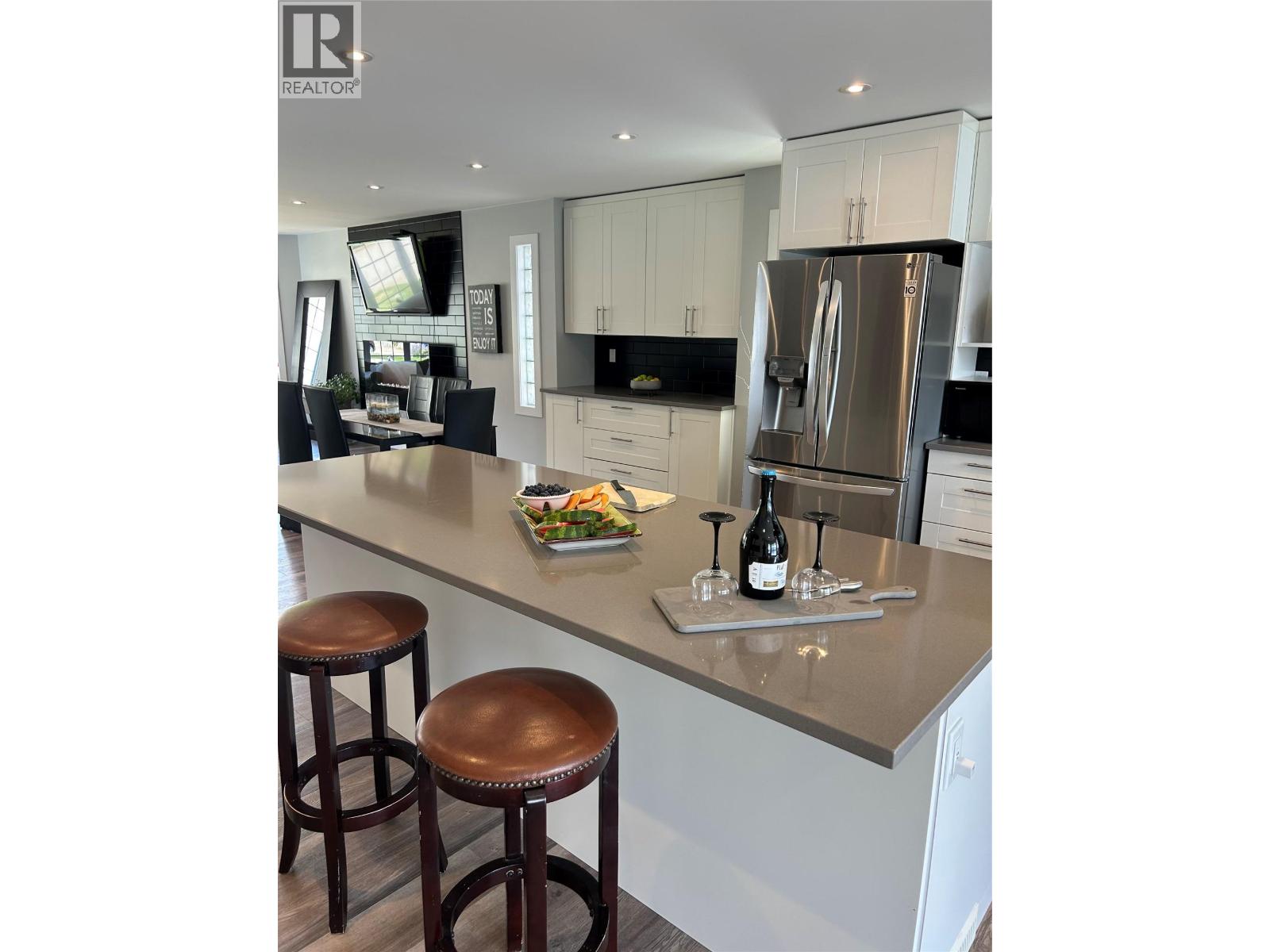 Picture for 38 BAYVIEW  Crescent https://www.cirrealty.ca/reb/bc/0/10366240_7.jpg