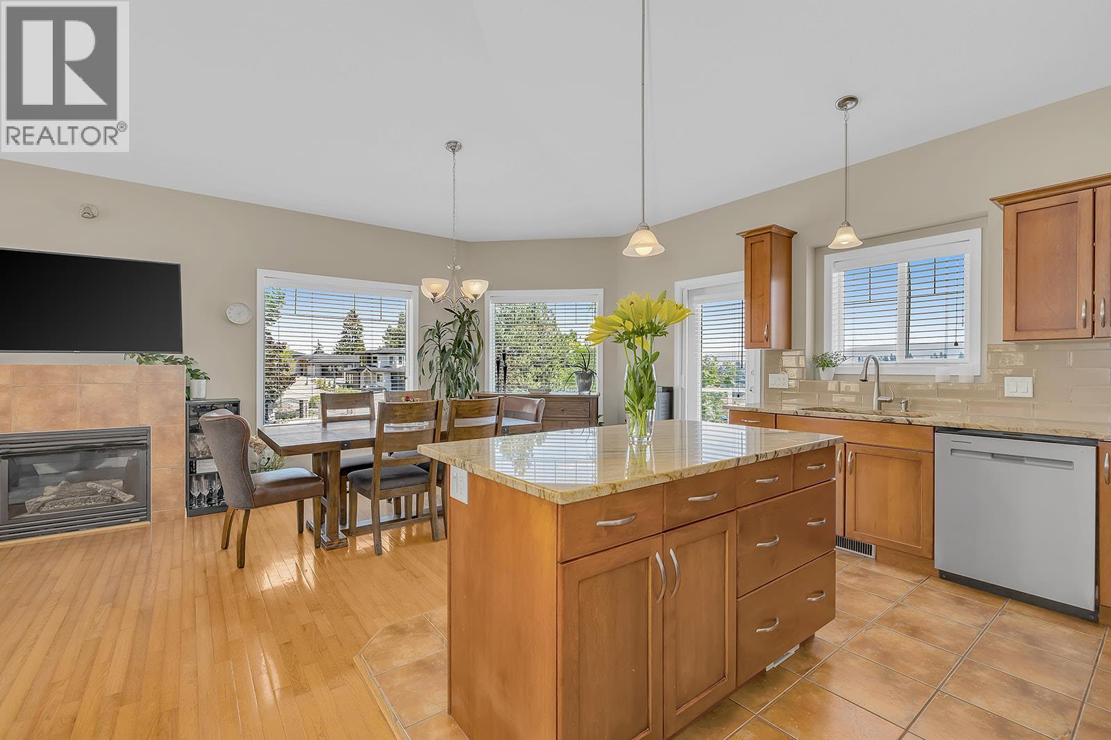 Picture for 2040 Spyglass  Way https://www.cirrealty.ca/reb/bc/0/10366620_16.jpg