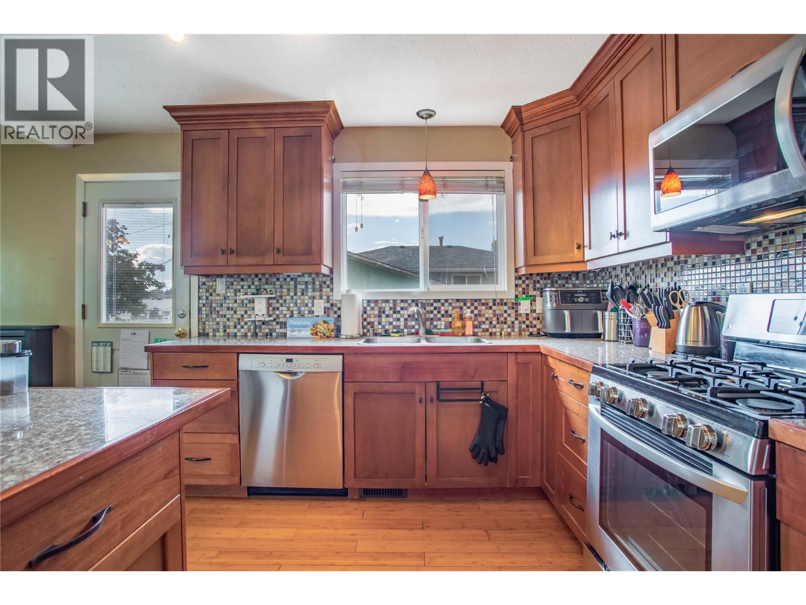 Picture for 460 Perry  Road https://www.cirrealty.ca/reb/bc/0/10366930_16.jpg