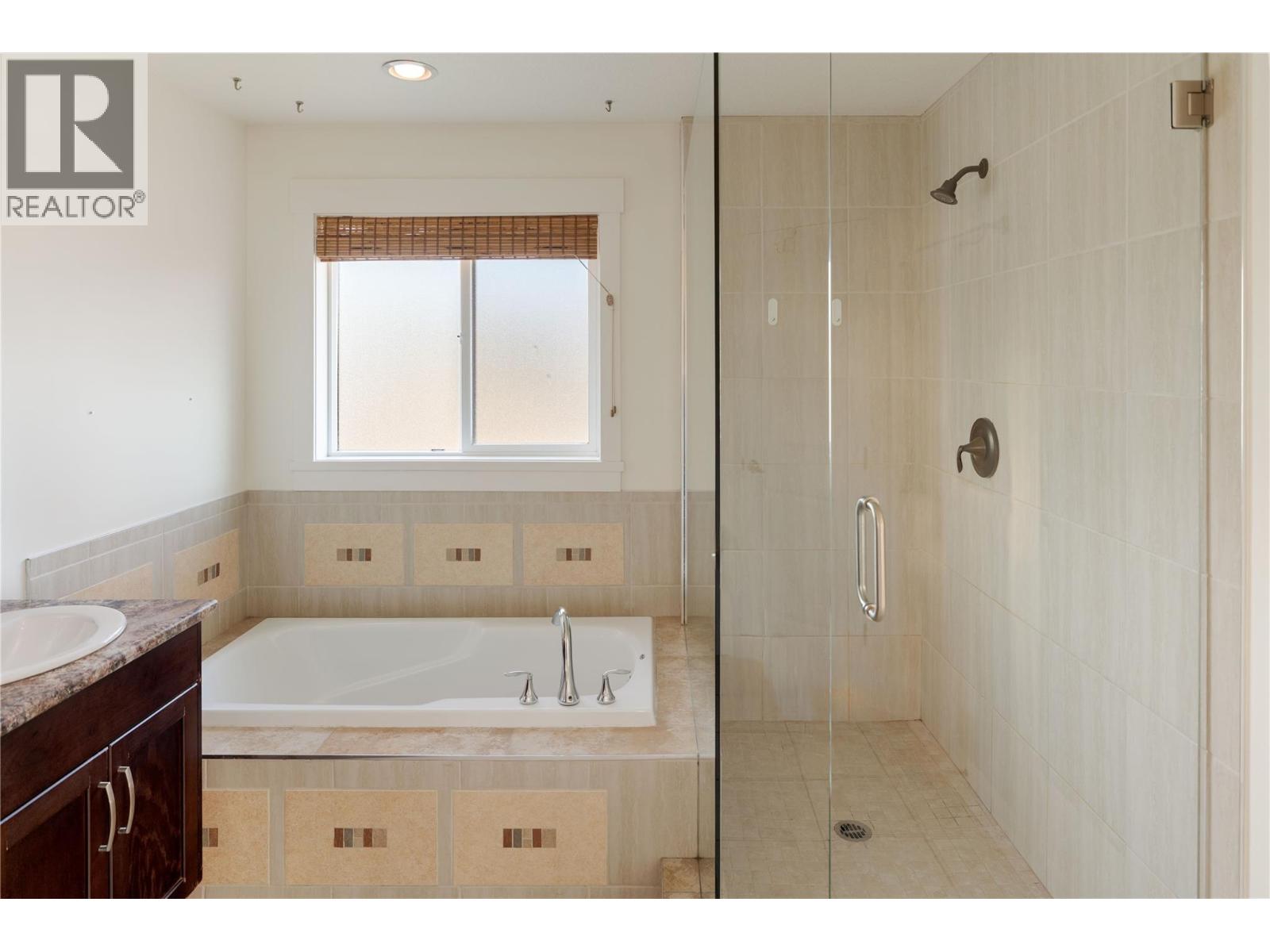 Picture for 1818 Bowes  Street https://www.cirrealty.ca/reb/bc/1/10364211_18.jpg