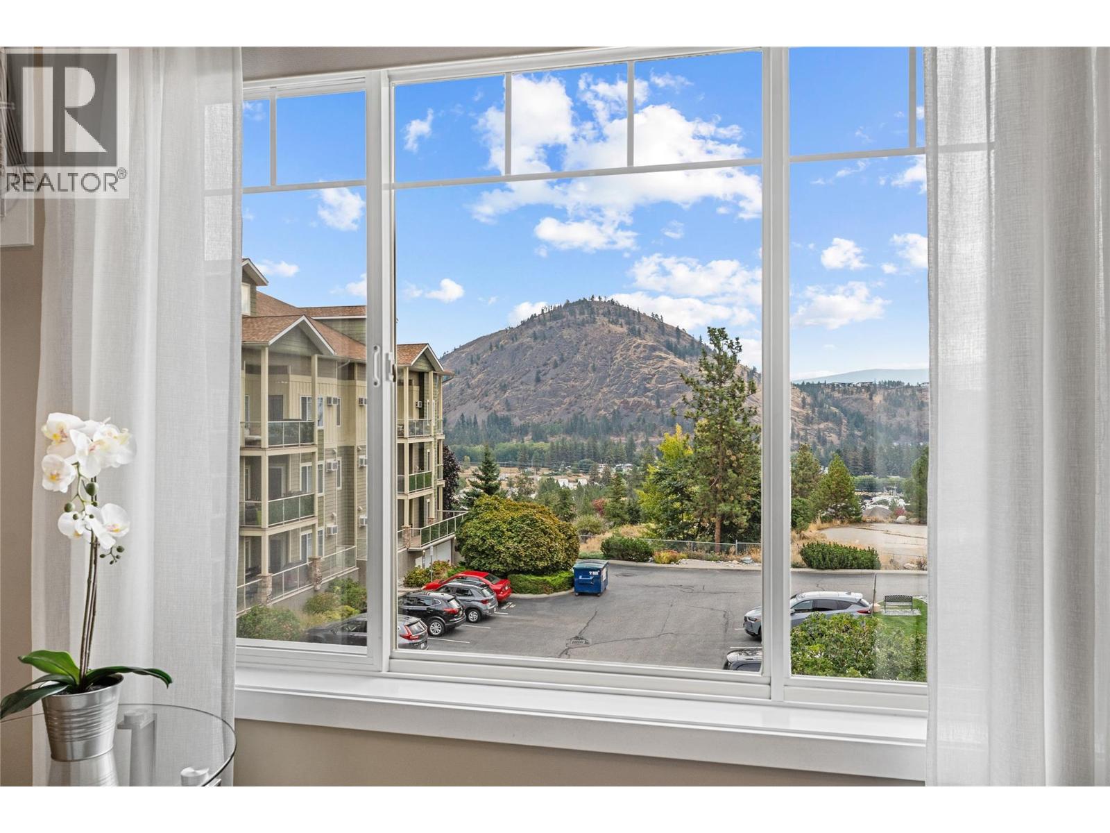 Picture for Unit #302, 2120 Shannon Ridge  Drive https://www.cirrealty.ca/reb/bc/1/10364671_11.jpg