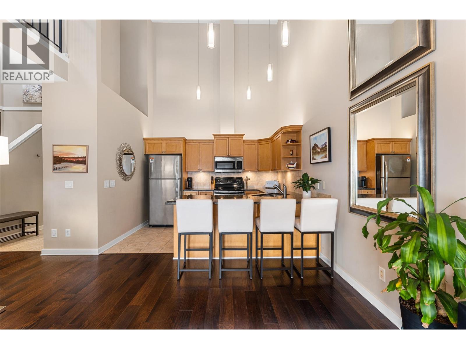 Picture for Unit #302, 2120 Shannon Ridge  Drive https://www.cirrealty.ca/reb/bc/1/10364671_8.jpg