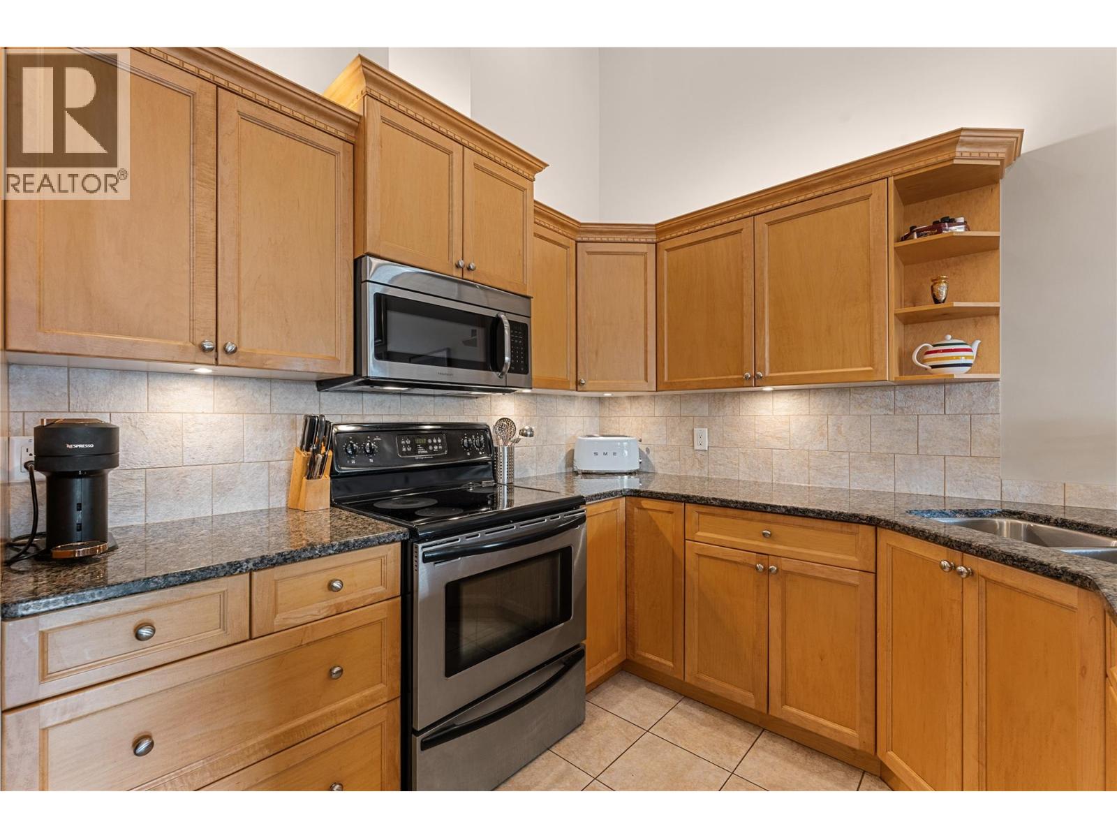 Picture for Unit #302, 2120 Shannon Ridge  Drive https://www.cirrealty.ca/reb/bc/1/10364671_9.jpg
