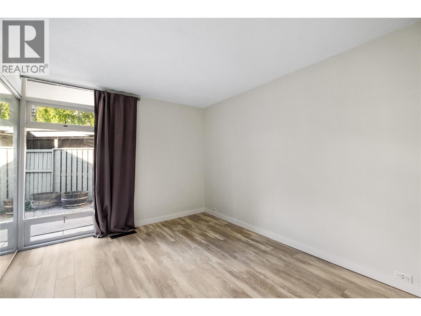 Picture for Unit #14, 353 Boyce  Crescent https://www.cirrealty.ca/reb/bc/1/10364791_10.jpg