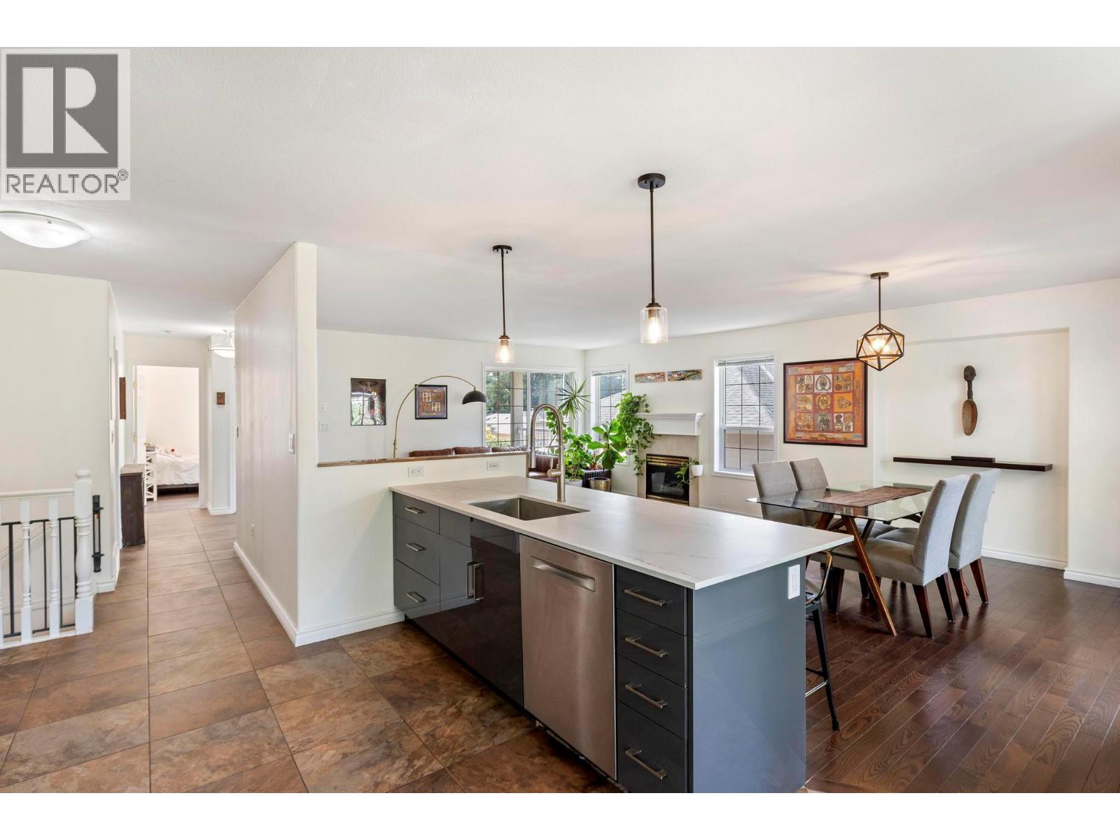 Picture for 2098 Sunview  Drive https://www.cirrealty.ca/reb/bc/1/10365341_11.jpg