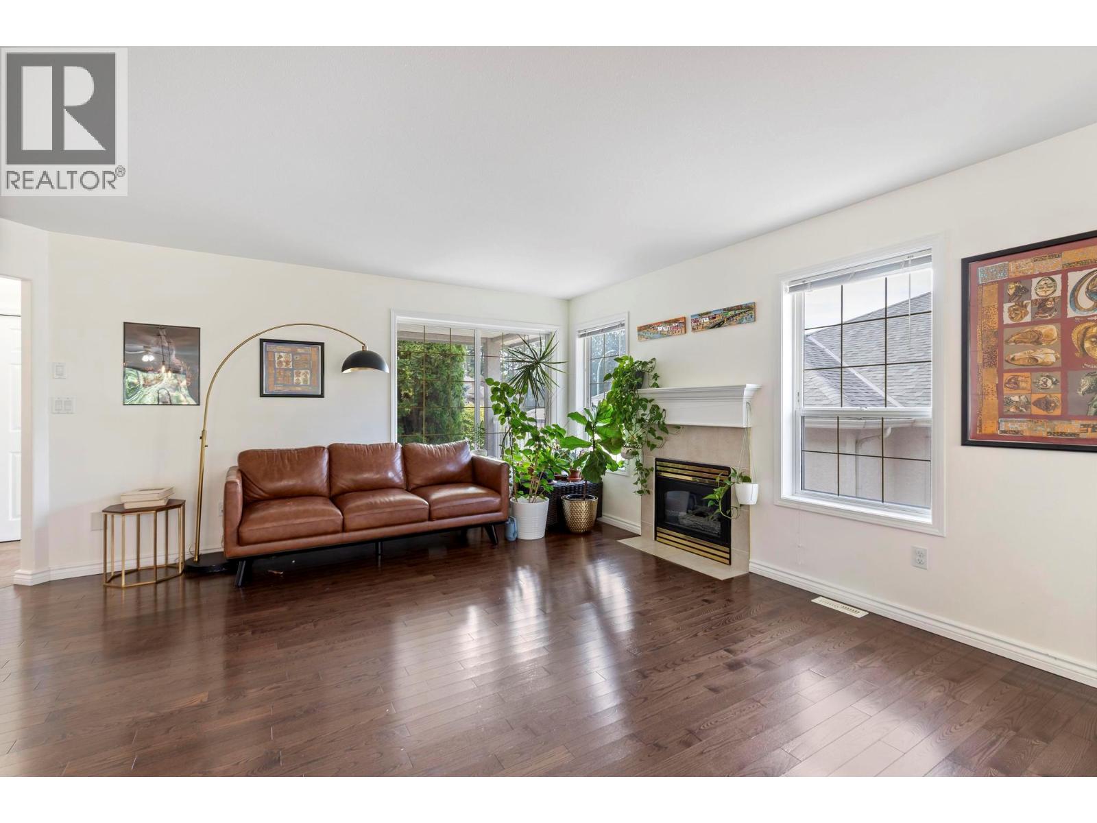 Picture for 2098 Sunview  Drive https://www.cirrealty.ca/reb/bc/1/10365341_2.jpg