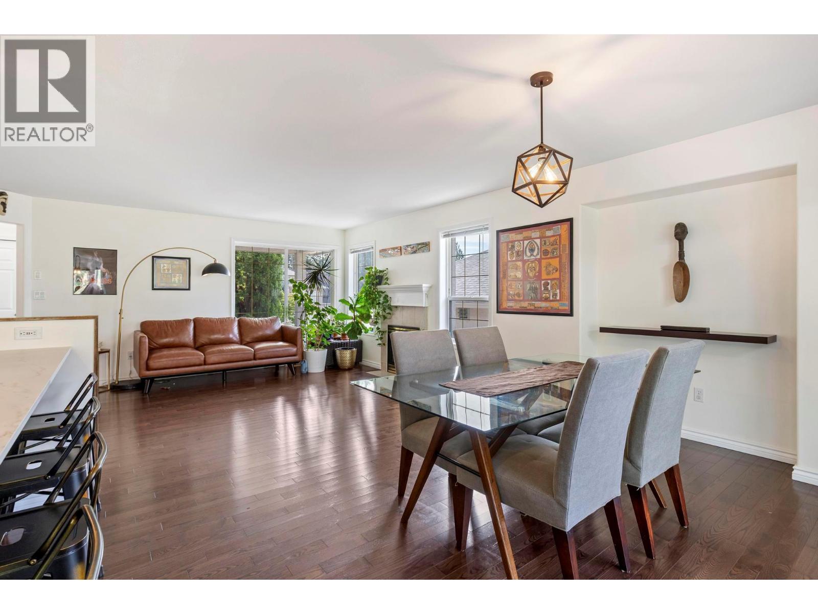 Picture for 2098 Sunview  Drive https://www.cirrealty.ca/reb/bc/1/10365341_3.jpg
