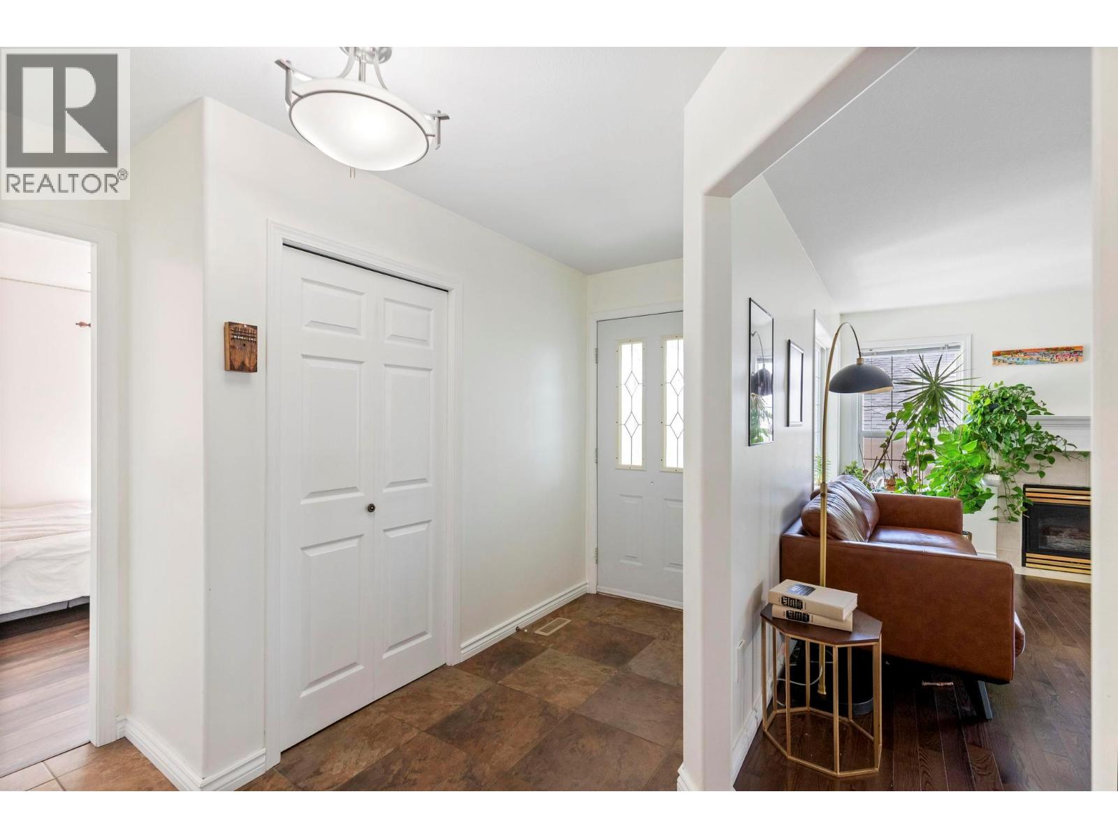 Picture for 2098 Sunview  Drive https://www.cirrealty.ca/reb/bc/1/10365341_4.jpg