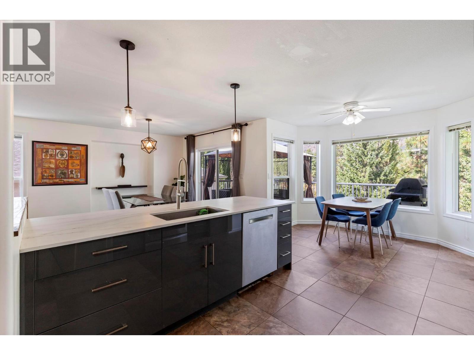 Picture for 2098 Sunview  Drive https://www.cirrealty.ca/reb/bc/1/10365341_7.jpg