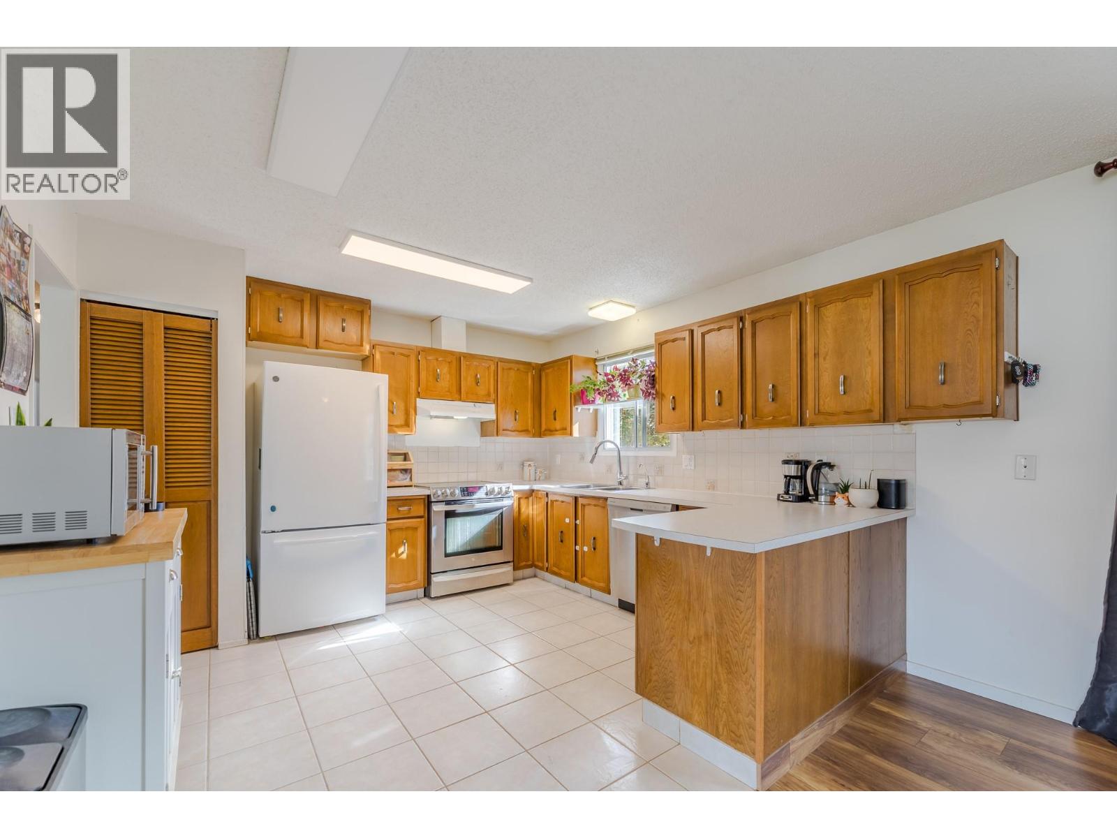 Picture for 157 Murray  Drive https://www.cirrealty.ca/reb/bc/1/10366231_11.jpg