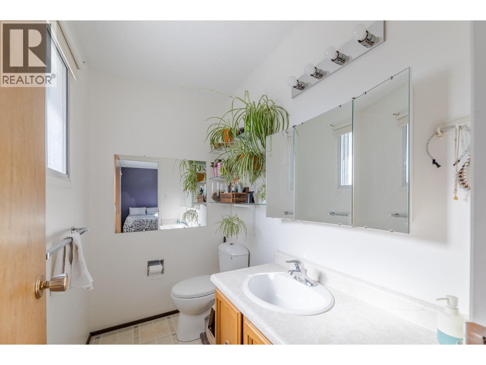 Picture for 157 Murray  Drive https://www.cirrealty.ca/reb/bc/1/10366231_17.jpg